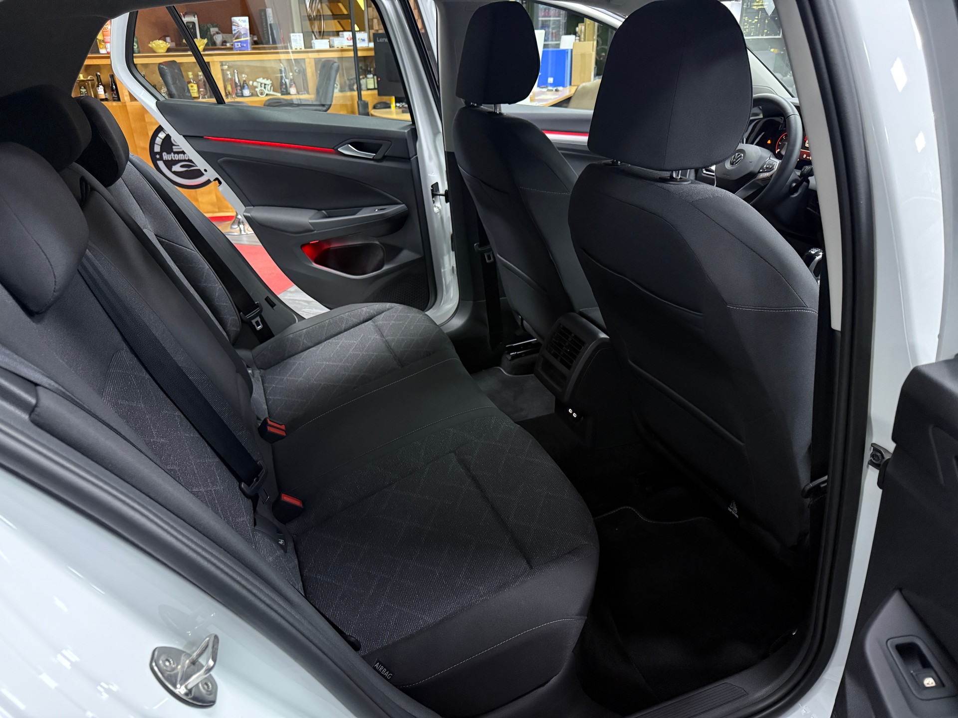 VW Golf 2.0 TDI First Edition-image-12