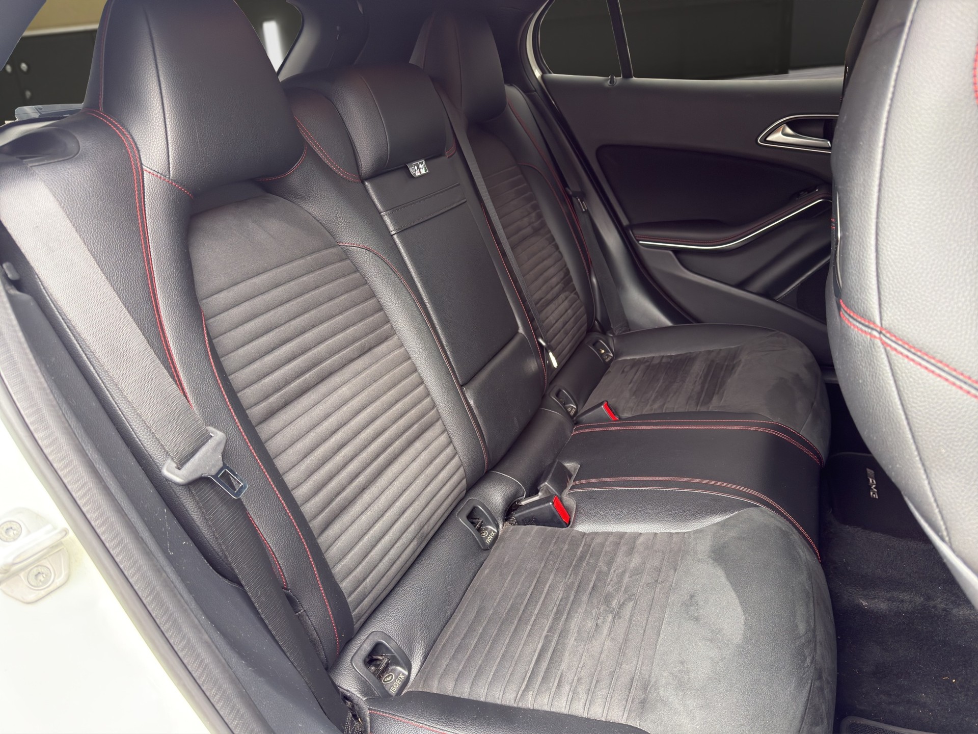 MERCEDES-BENZ GLA 250 AMG Line 4m-image-12