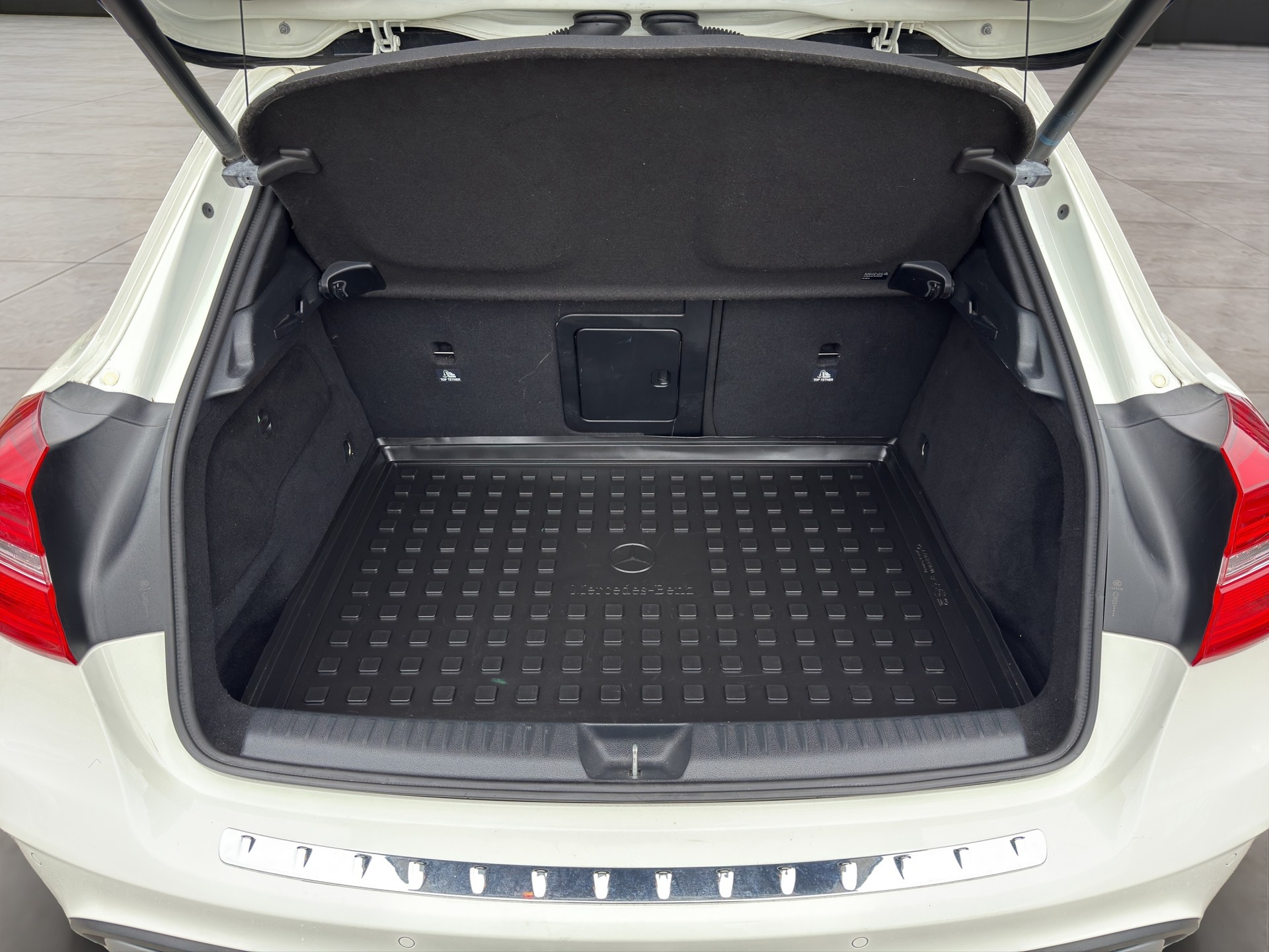 MERCEDES-BENZ GLA 250 AMG Line 4m-image-13