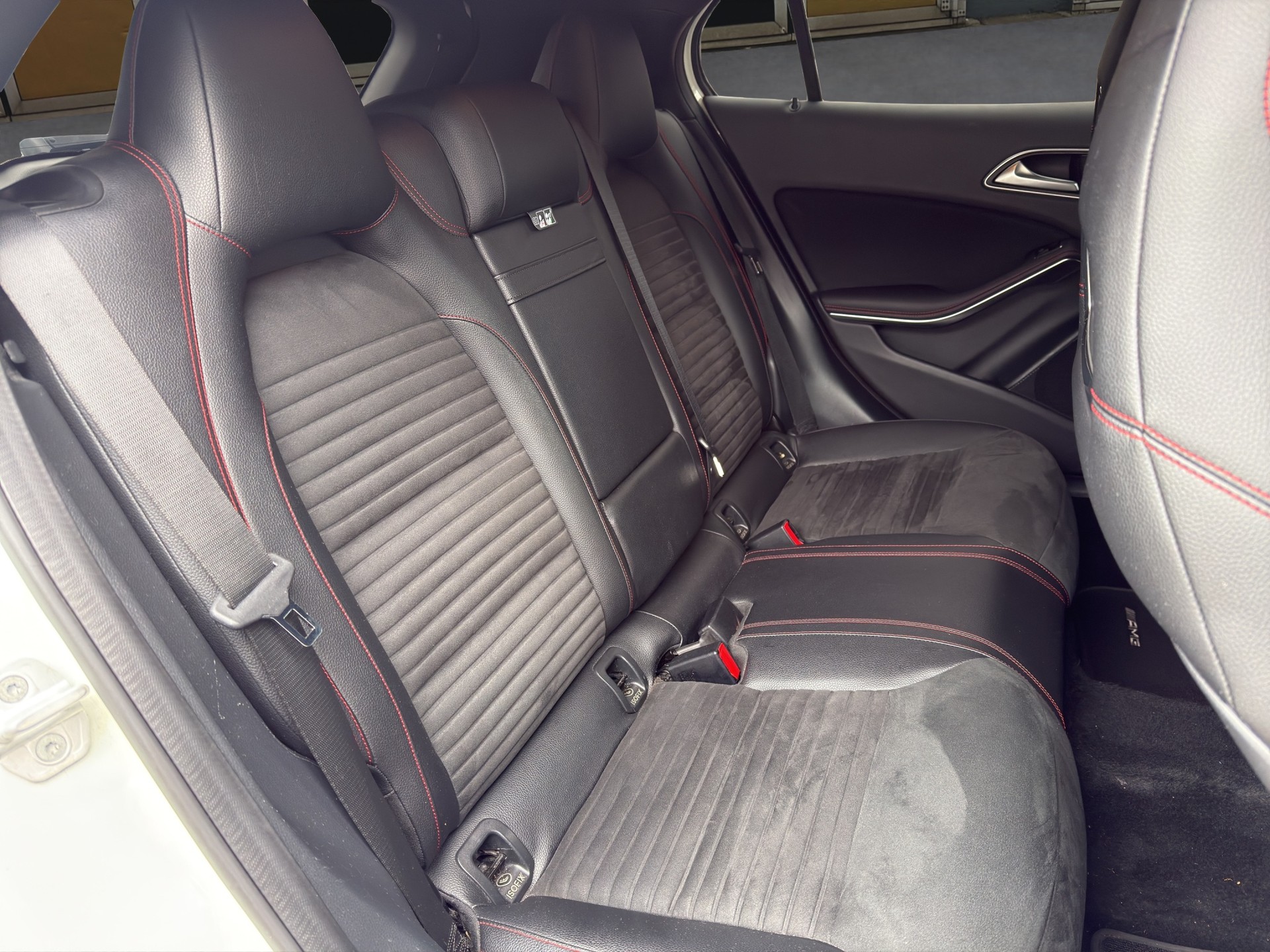 MERCEDES-BENZ GLA 250 AMG Line 4m-image-12