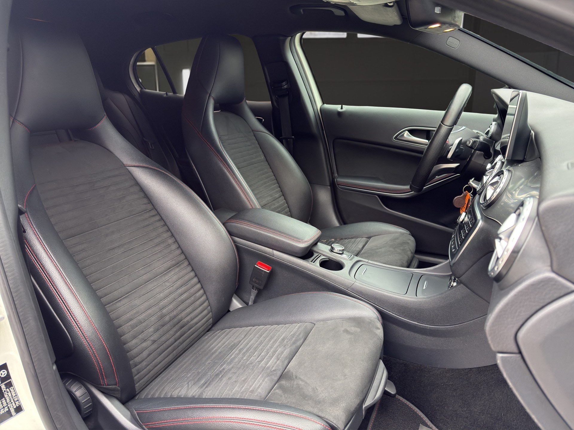 MERCEDES-BENZ GLA 250 AMG Line 4m-image-9