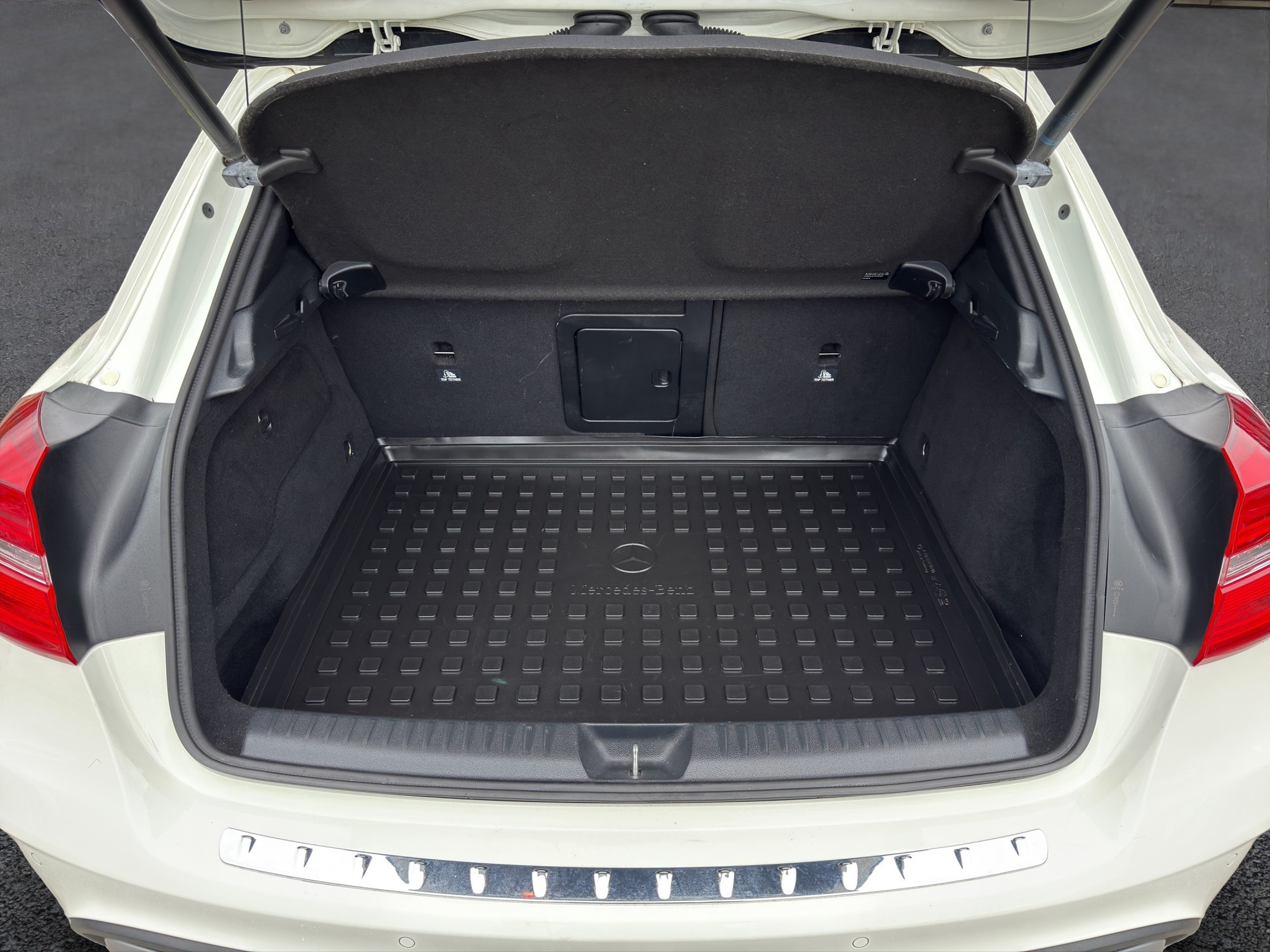MERCEDES-BENZ GLA 250 AMG Line 4m-image-13