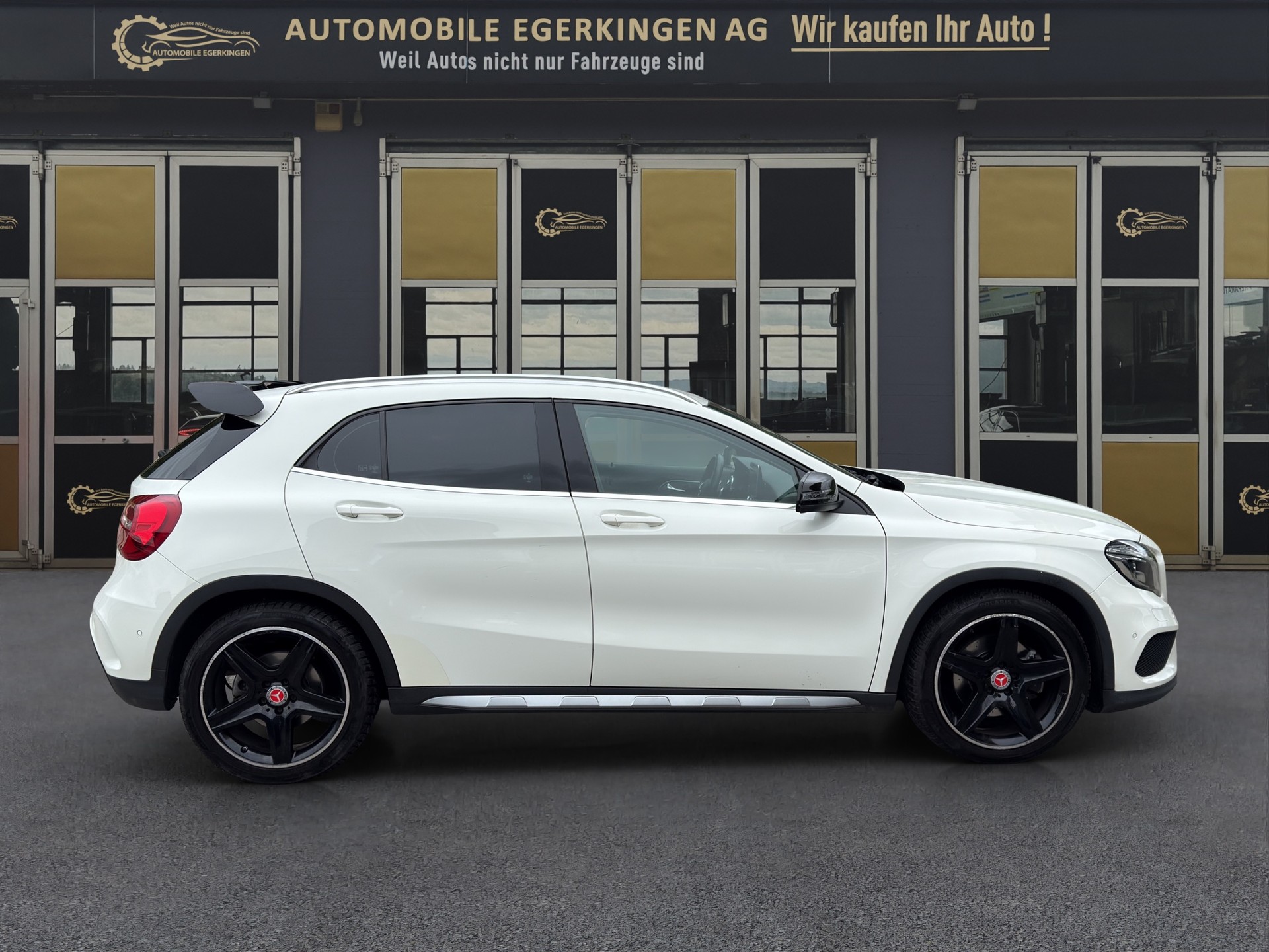 MERCEDES-BENZ GLA 250 AMG Line 4m-image-3