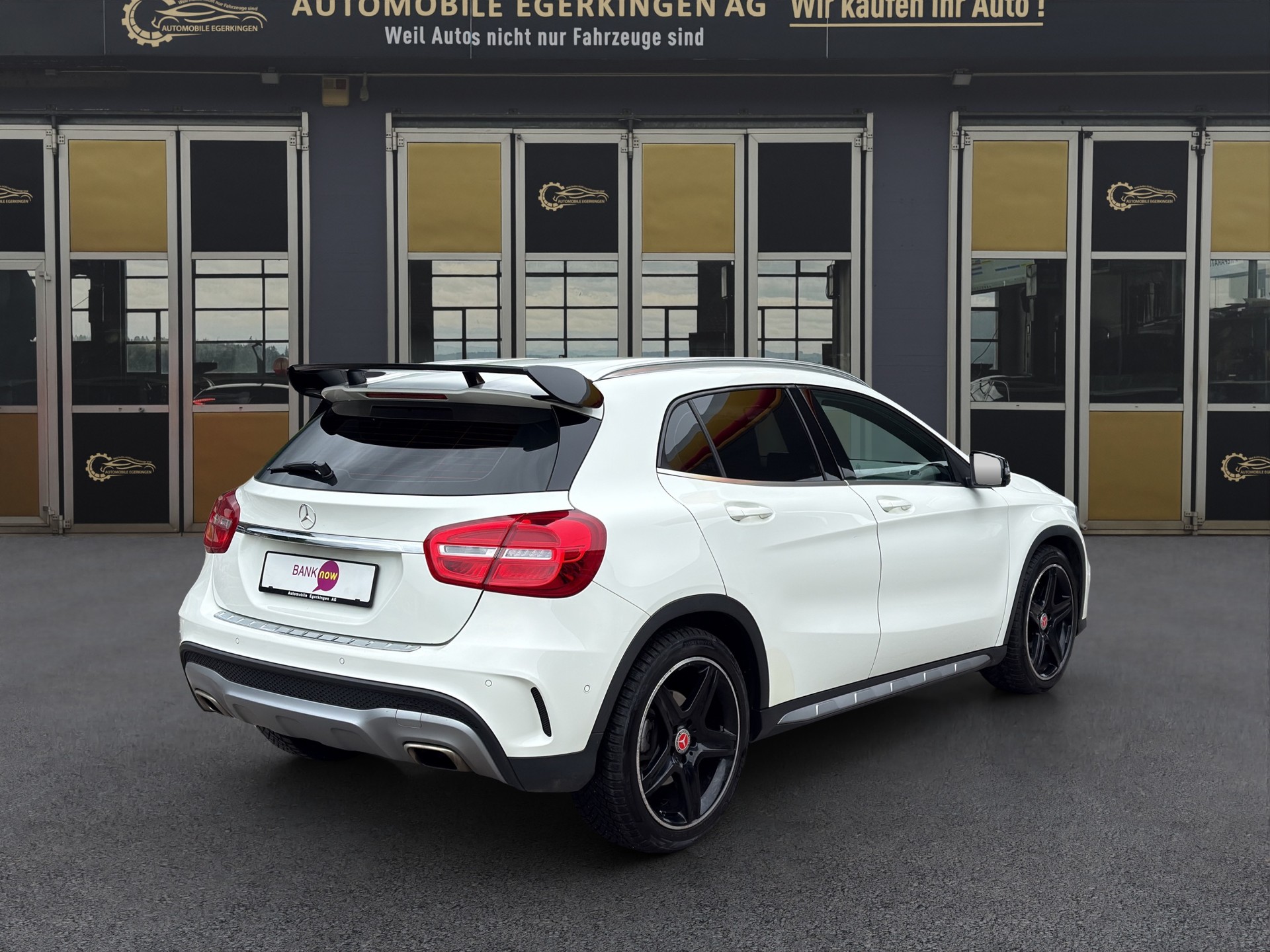 MERCEDES-BENZ GLA 250 AMG Line 4m-image-4