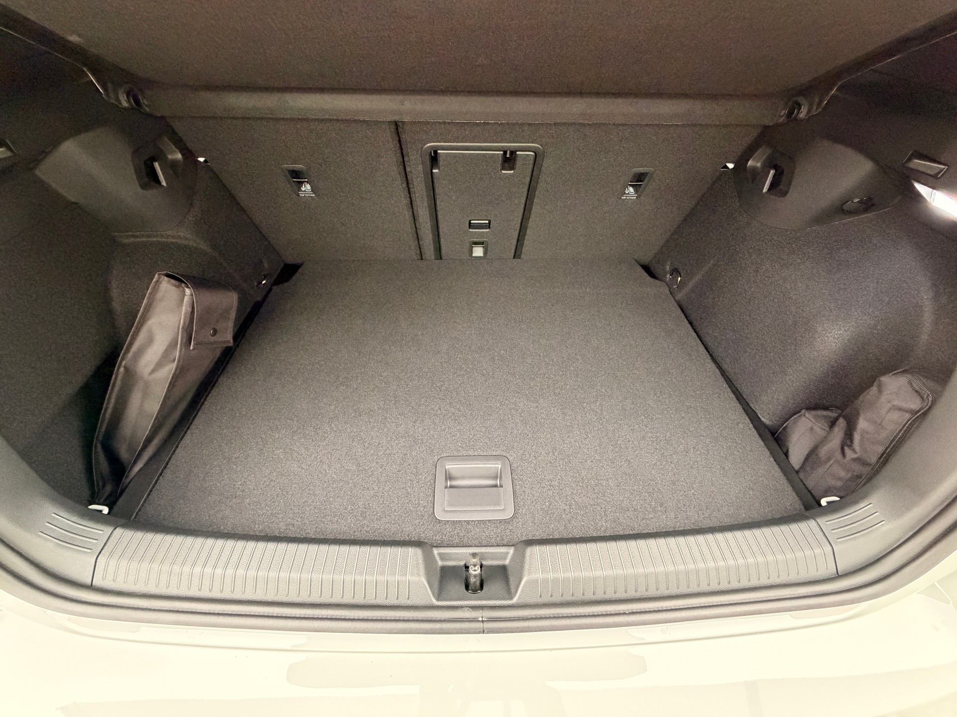 VW Golf 1.5 e TSI mHEV R-Line DSG-image-23