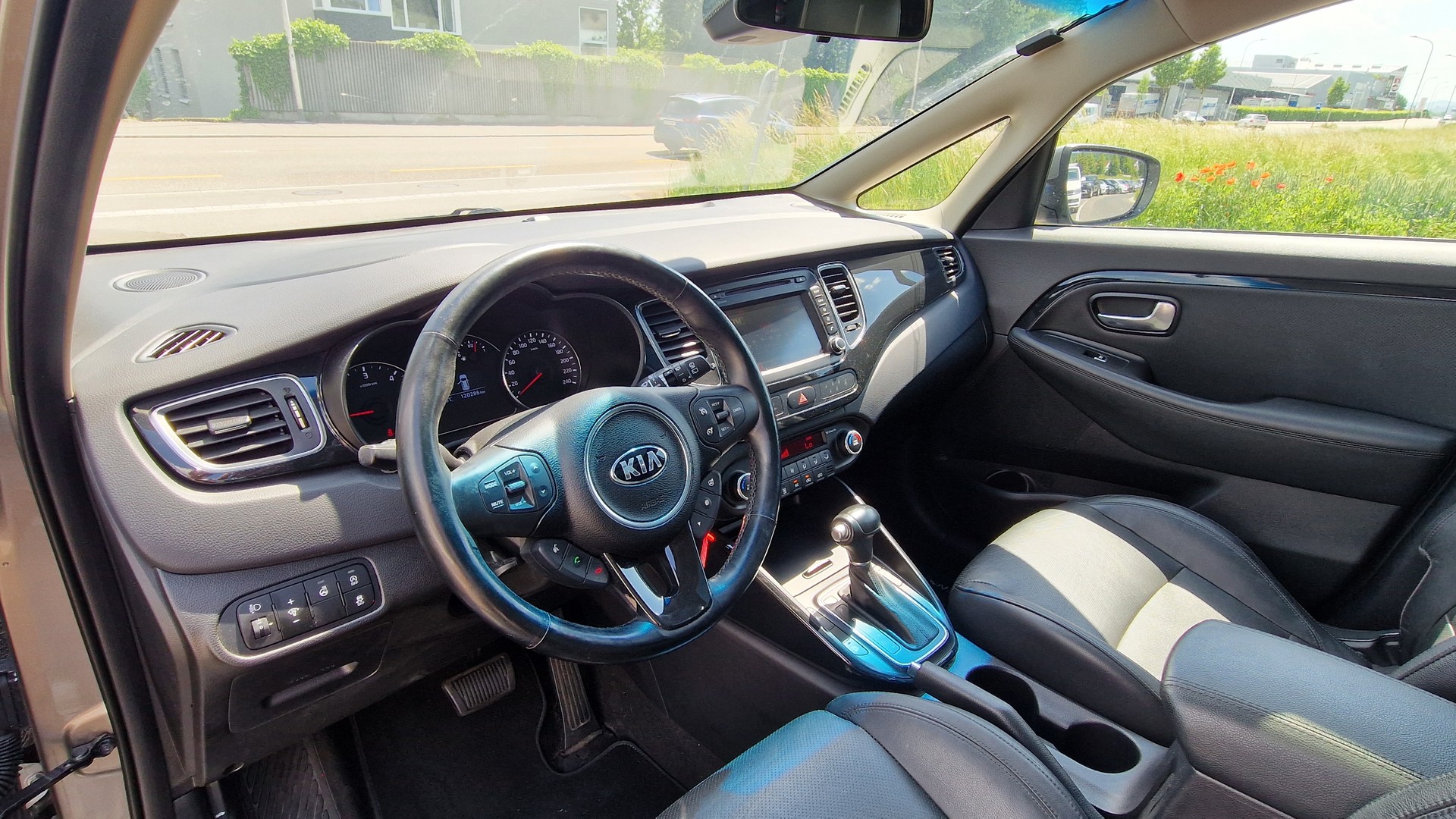 KIA Carens 1.7 CRDi Swiss Eco Edition DCT-image-6