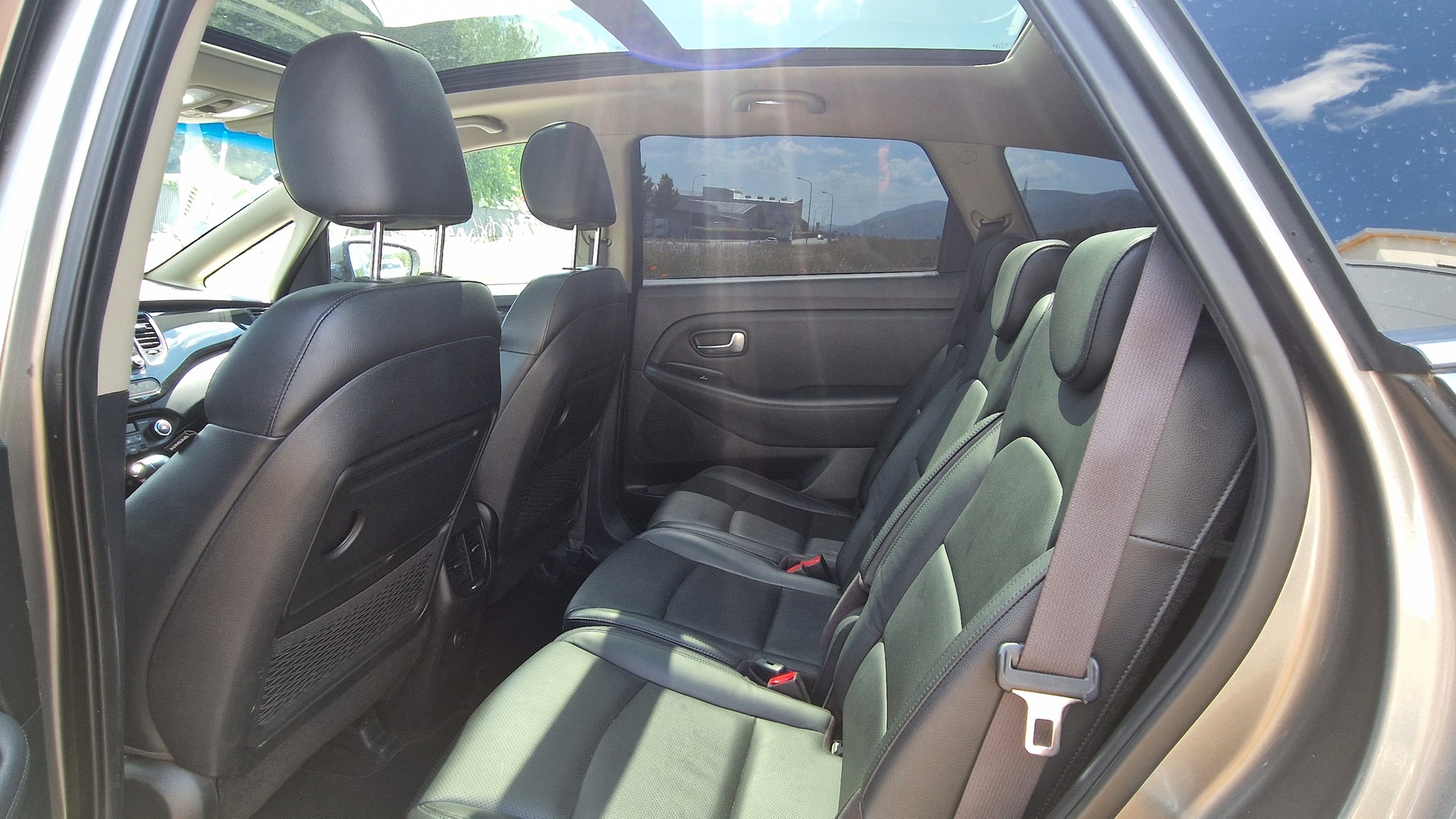 KIA Carens 1.7 CRDi Swiss Eco Edition DCT-image-9