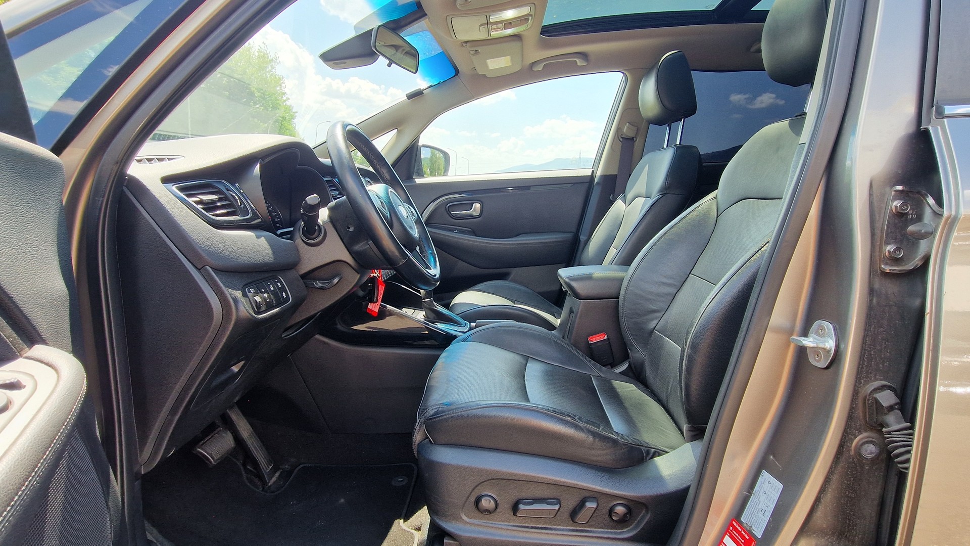 KIA Carens 1.7 CRDi Swiss Eco Edition DCT-image-5