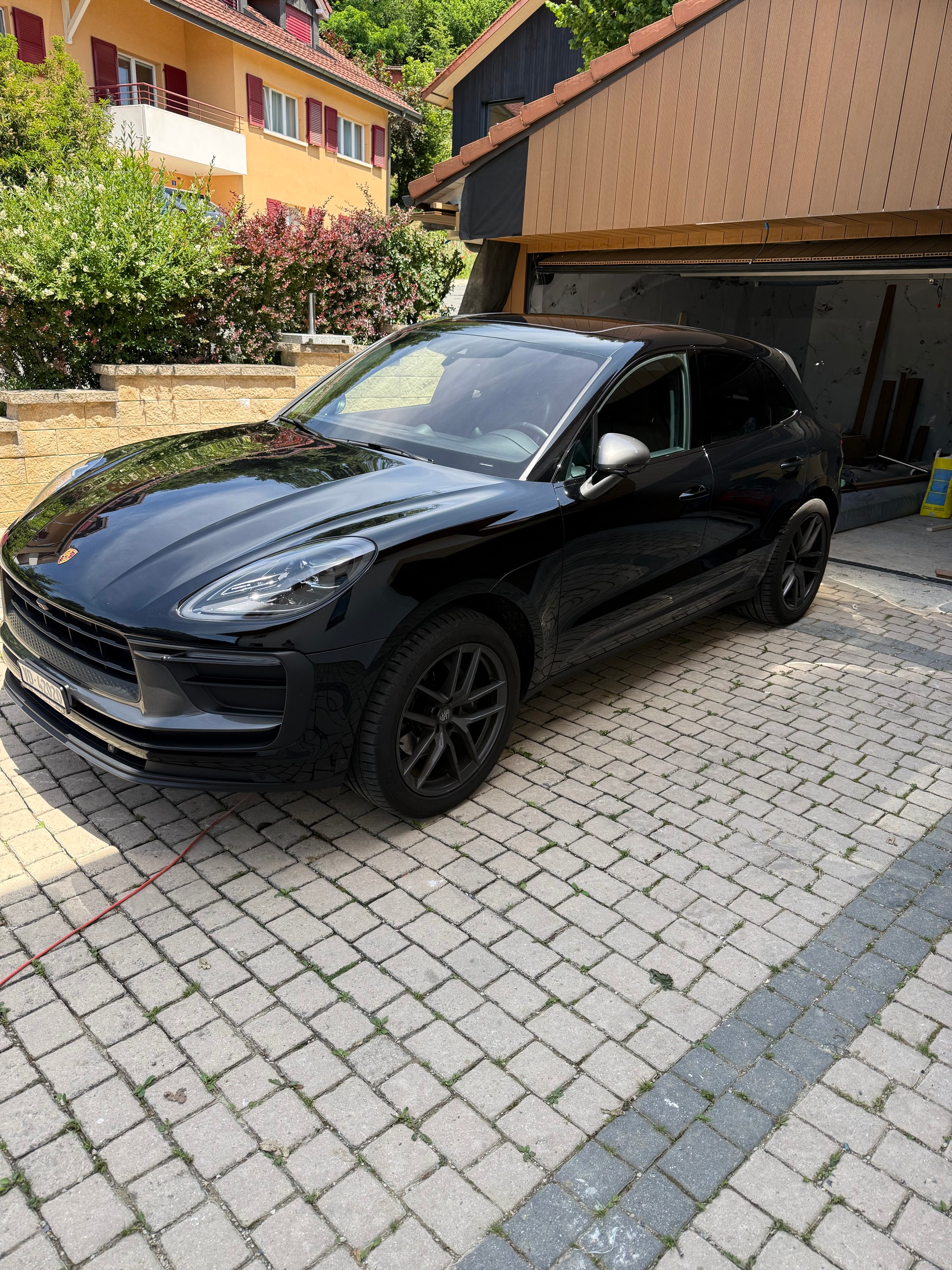 PORSCHE Macan T-image-1