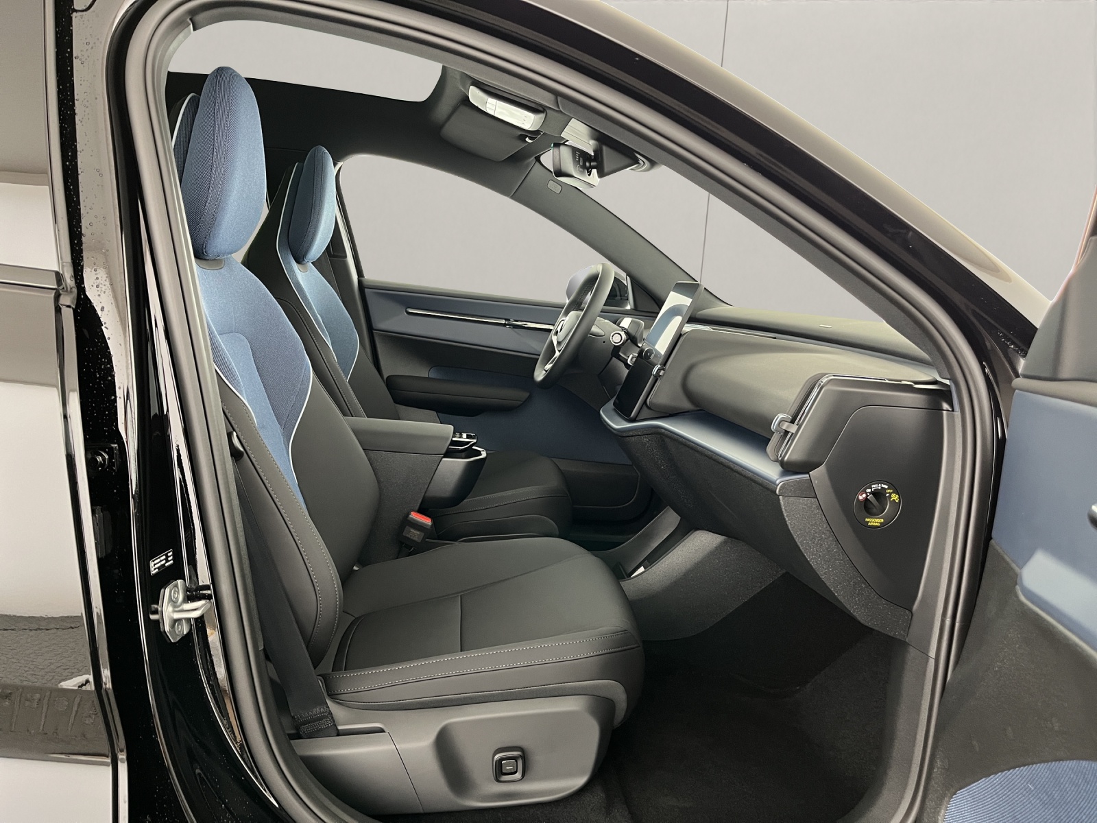 VOLVO EX30 E60 Twin Ultra Performance Sw. Black Ed. AWD-image-11