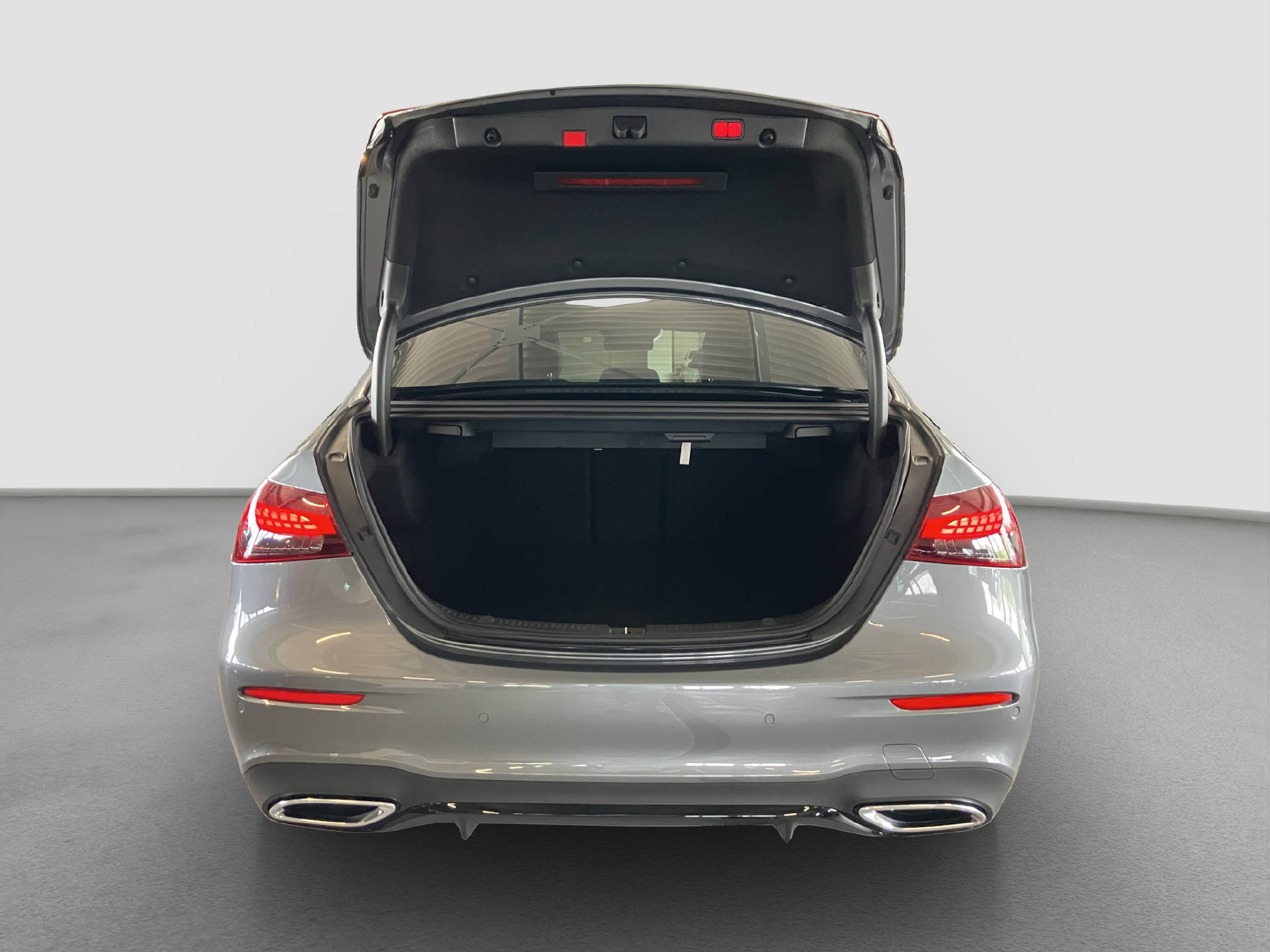MERCEDES-BENZ E 220 d Swiss Star AMG Line-image-15