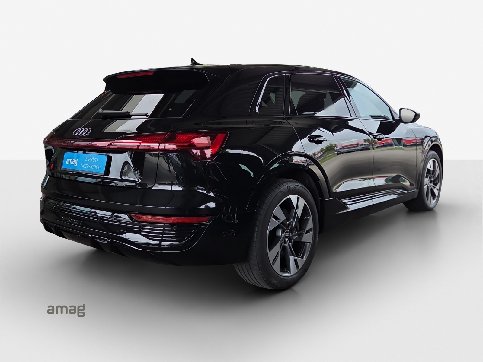 AUDI Q8 50 e-tron S line quattro-image-5