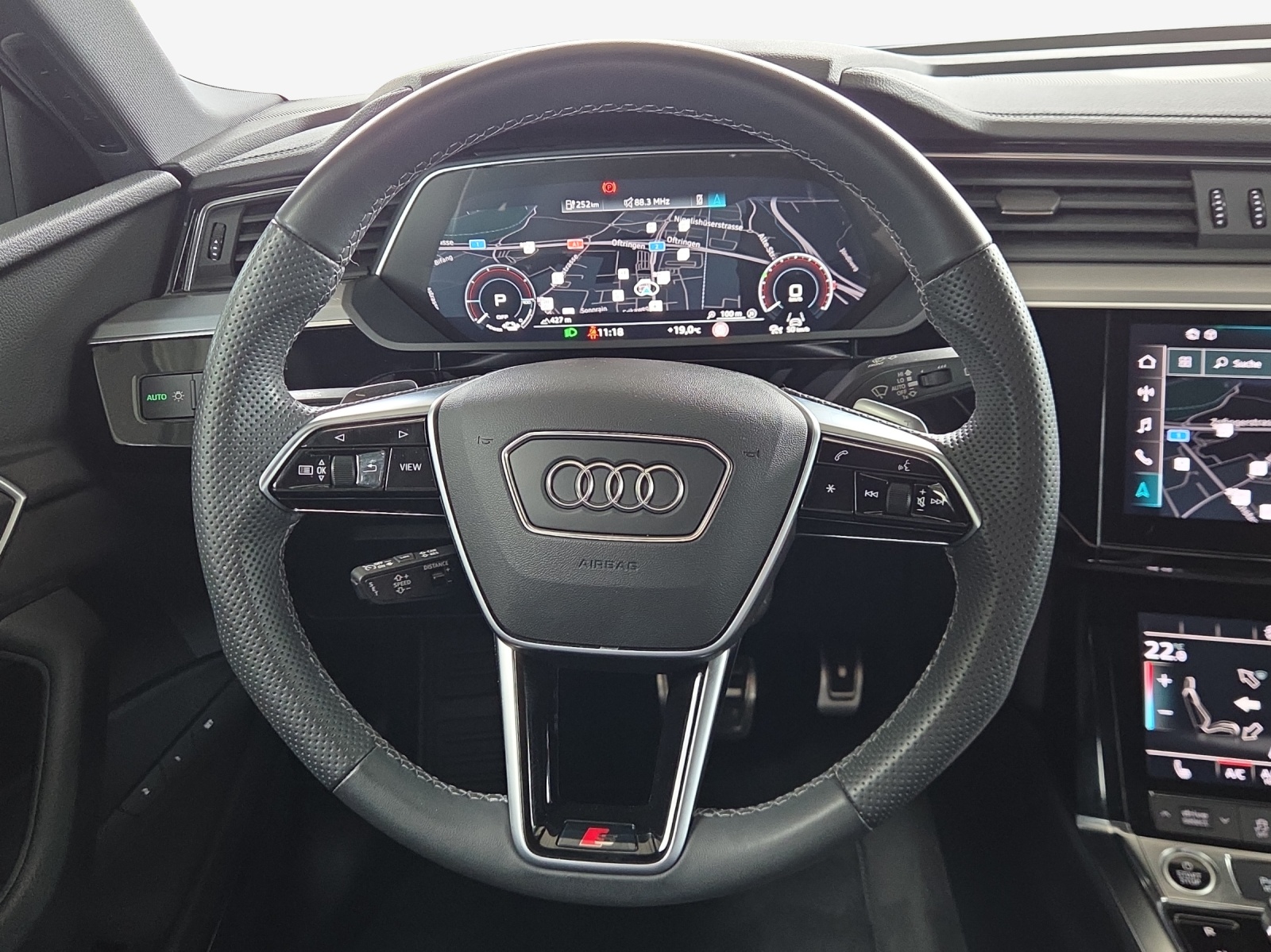 AUDI Q8 50 e-tron S line quattro-image-10