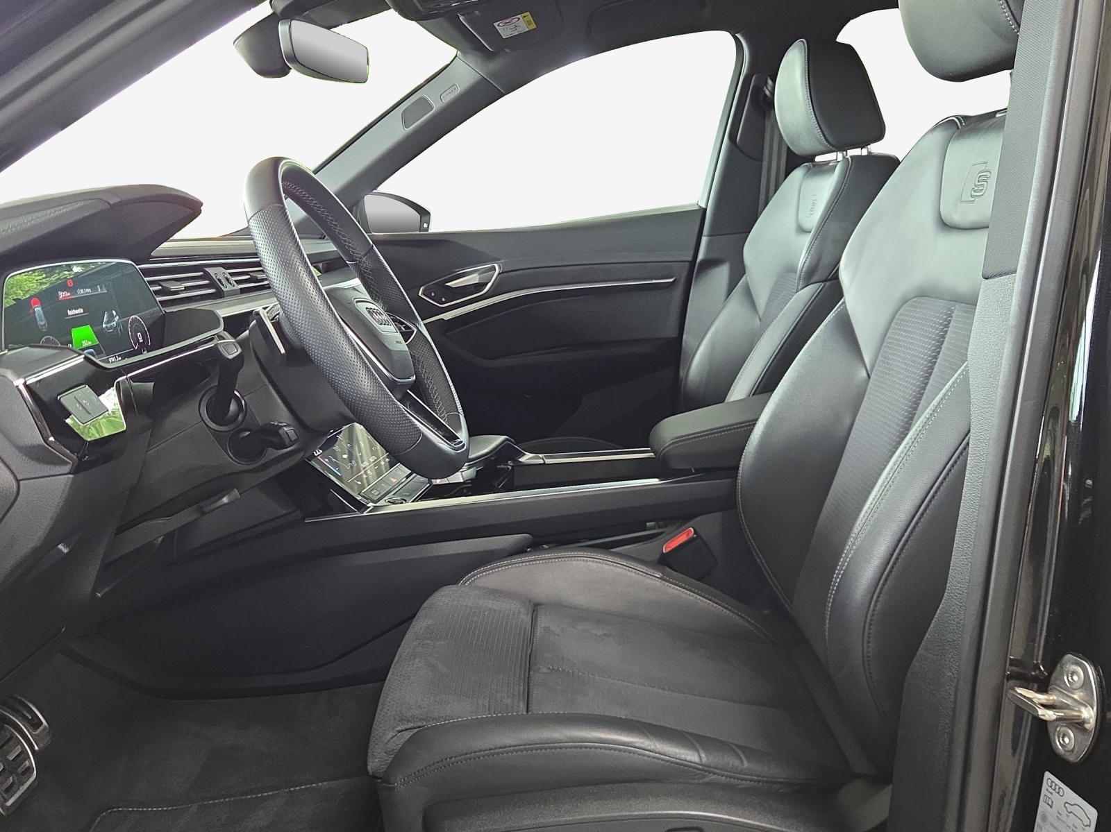 AUDI Q8 50 e-tron S line quattro-image-8