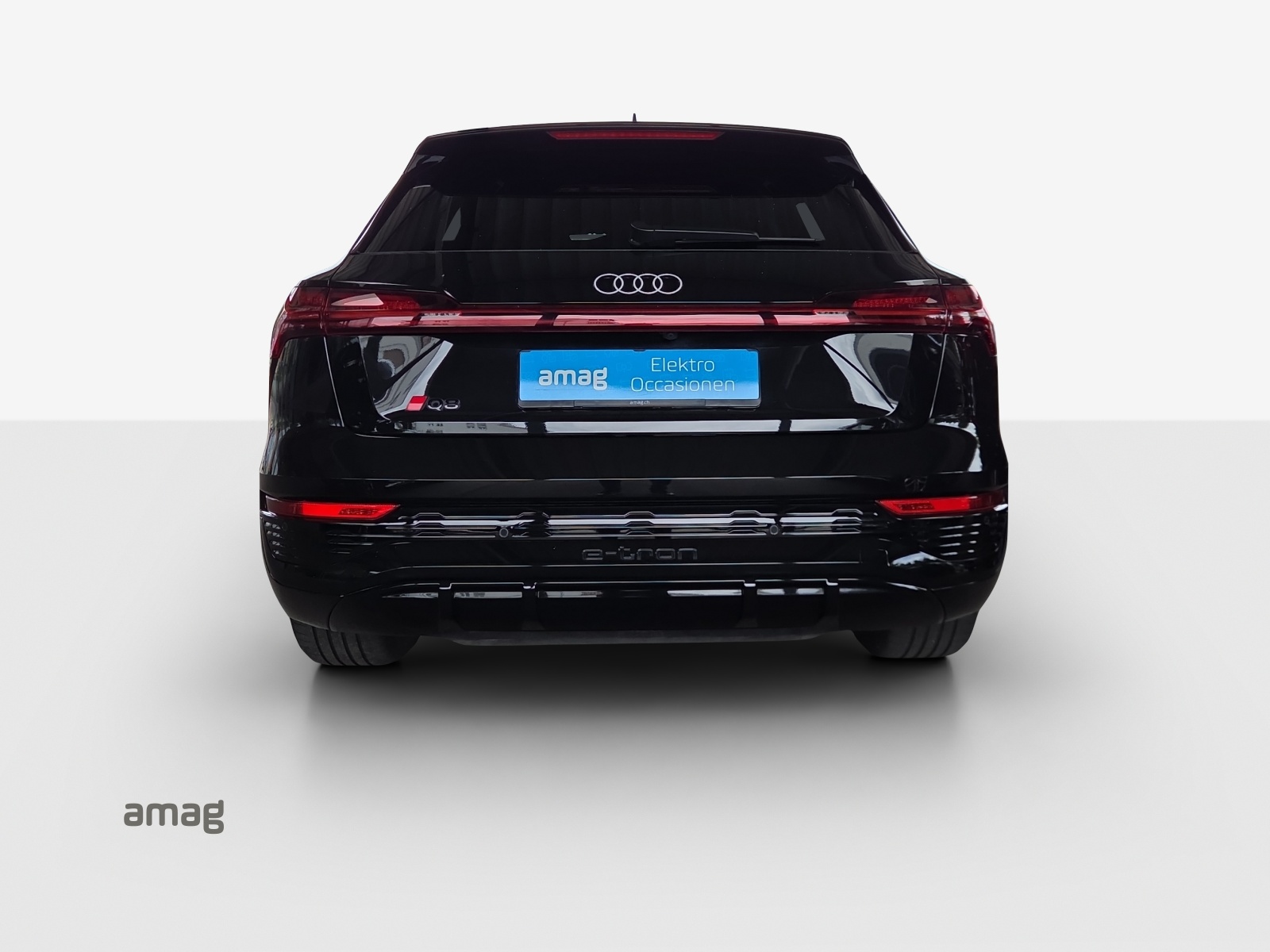AUDI Q8 50 e-tron S line quattro-image-4