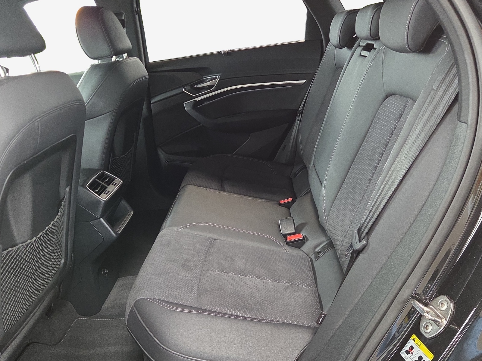 AUDI Q8 50 e-tron S line quattro-image-12