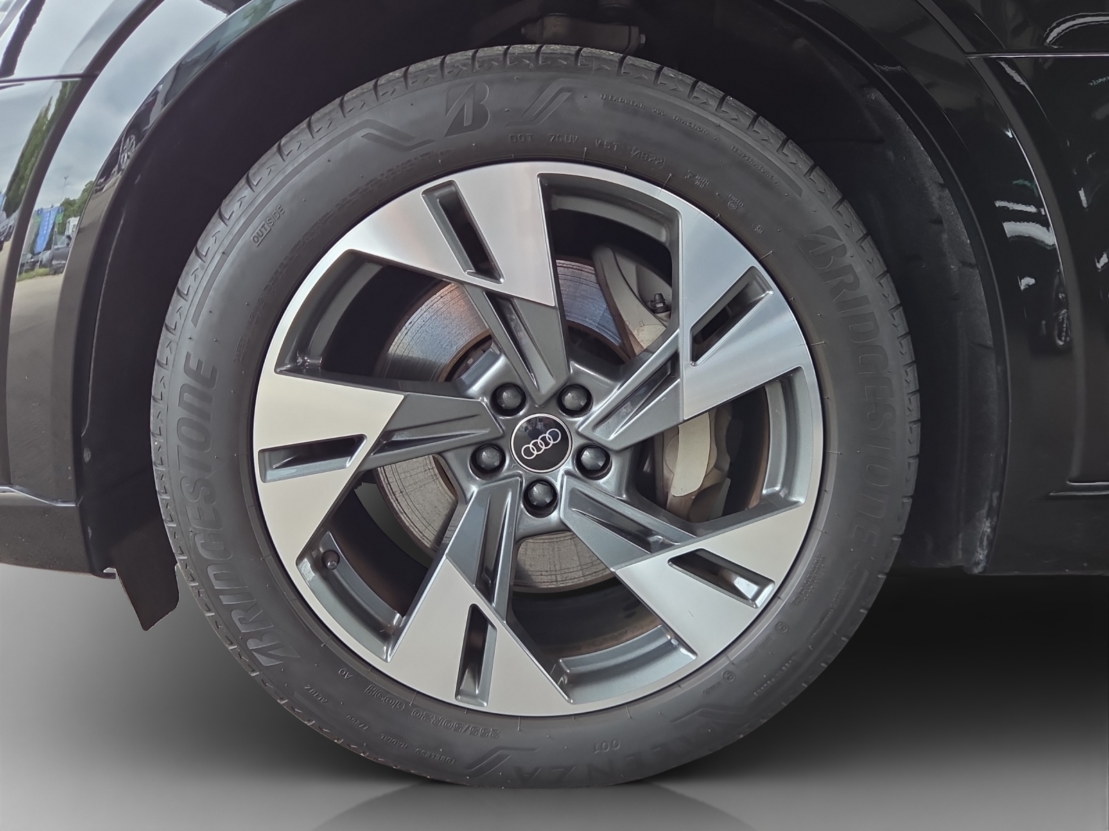 AUDI Q8 50 e-tron S line quattro-image-14