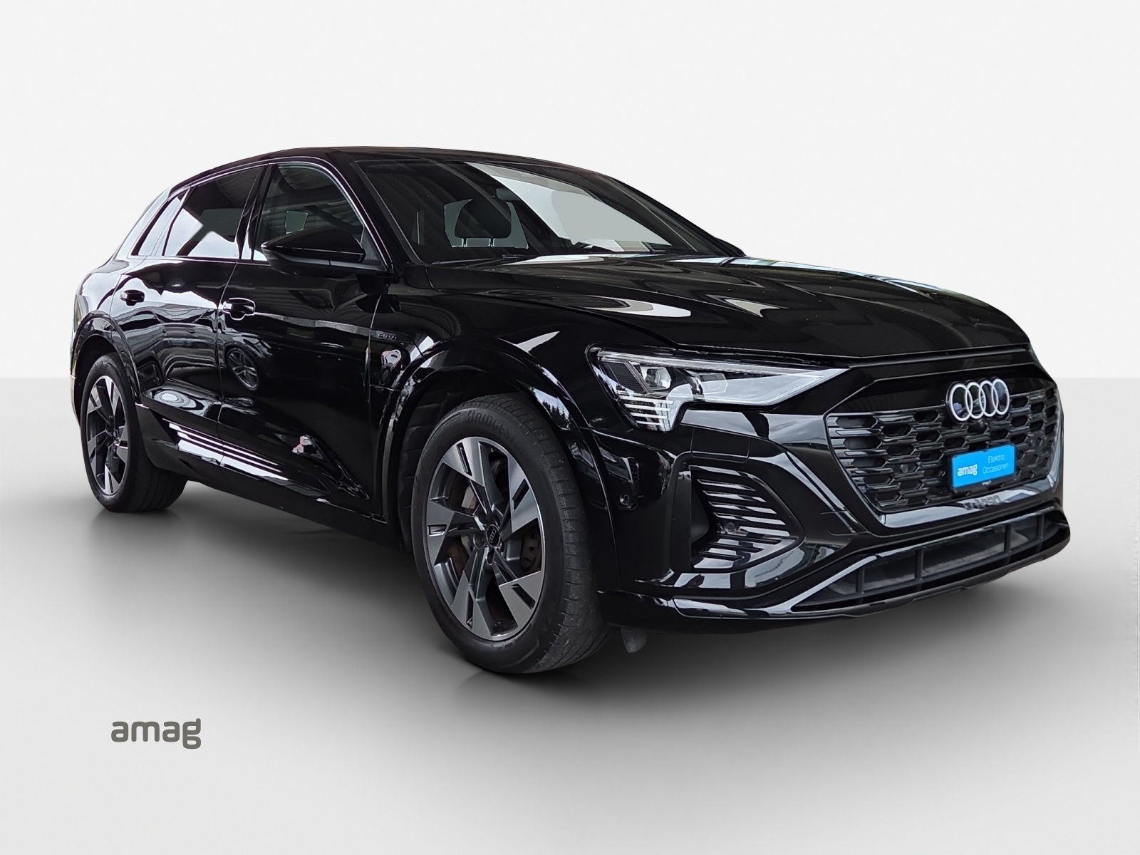 AUDI Q8 50 e-tron S line quattro-image-6
