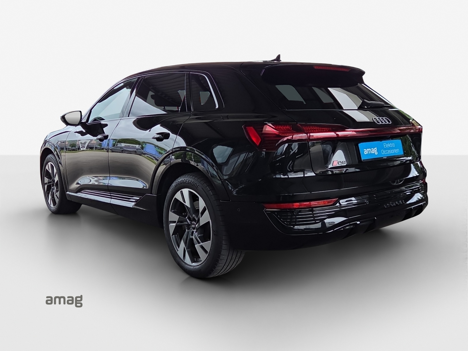 AUDI Q8 50 e-tron S line quattro-image-2