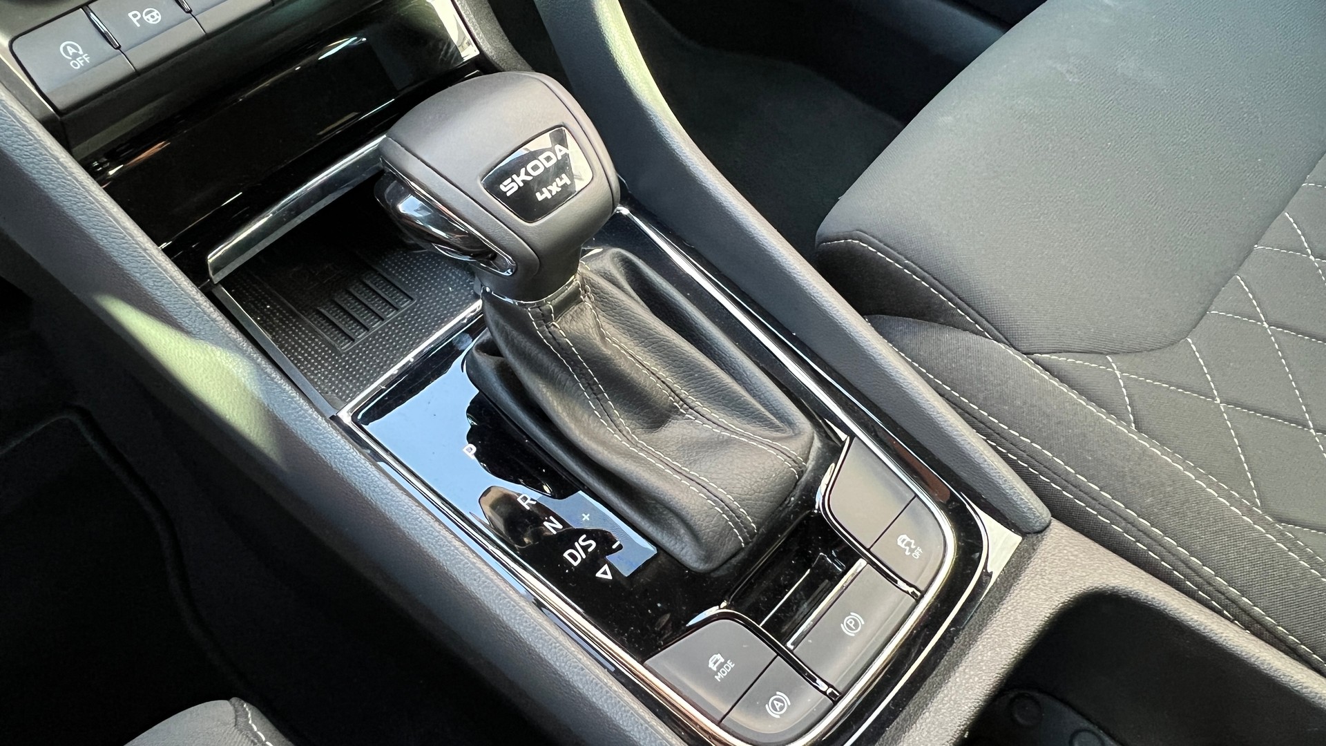SKODA Karoq 2.0 TSI SportLine 4x4 DSG-image-10
