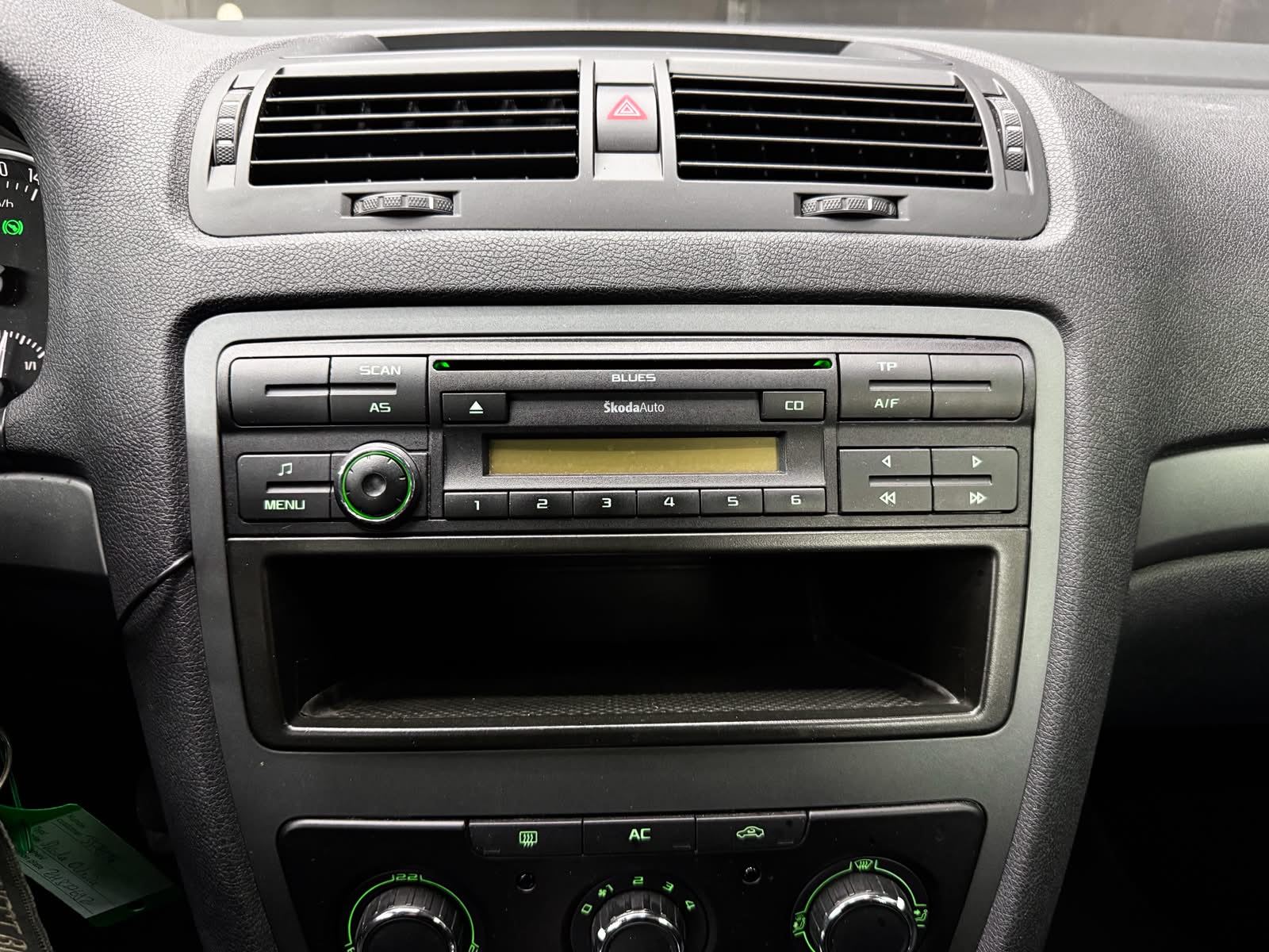 SKODA Octavia Combi 1.4 TSI Ambiente DSG-image-11