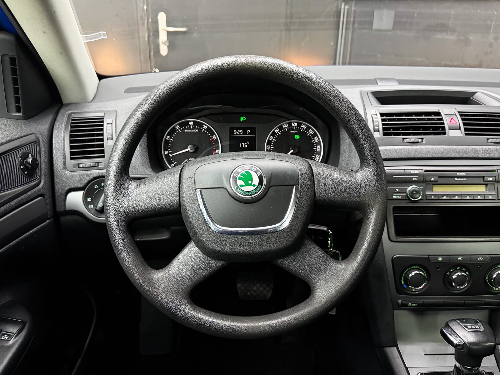 SKODA Octavia Combi 1.4 TSI Ambiente DSG-image-9