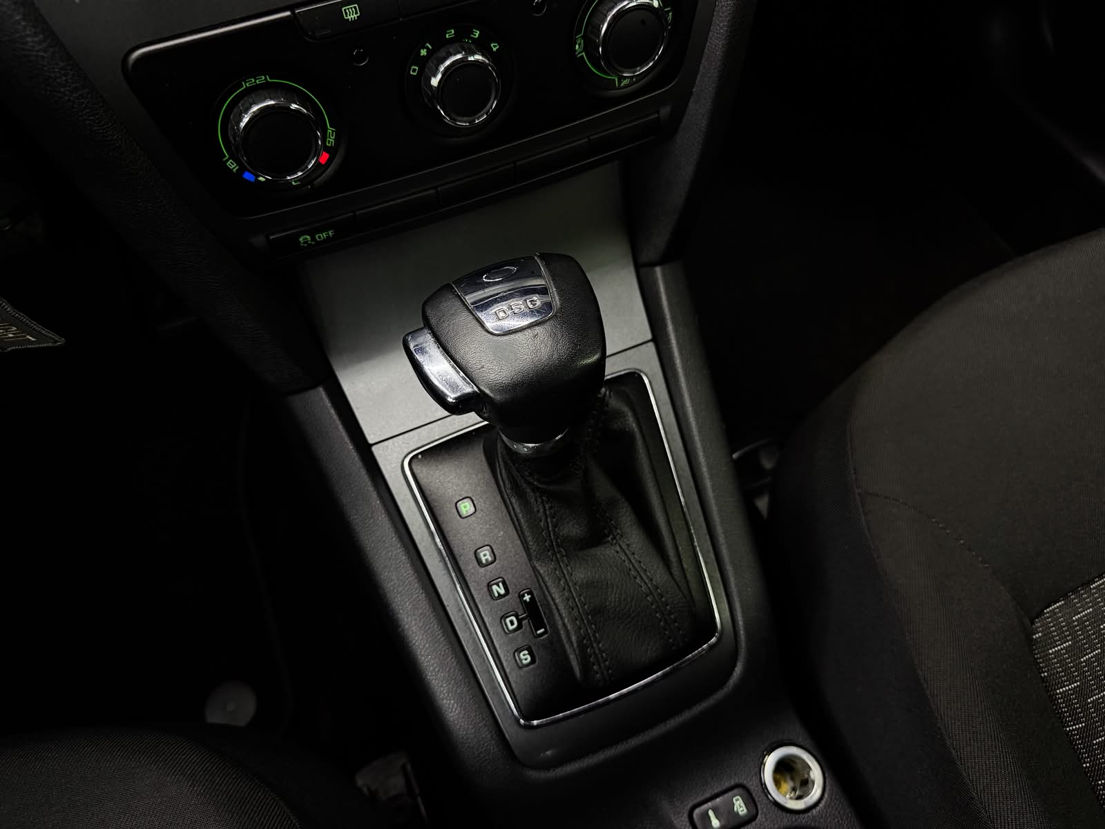SKODA Octavia Combi 1.4 TSI Ambiente DSG-image-14