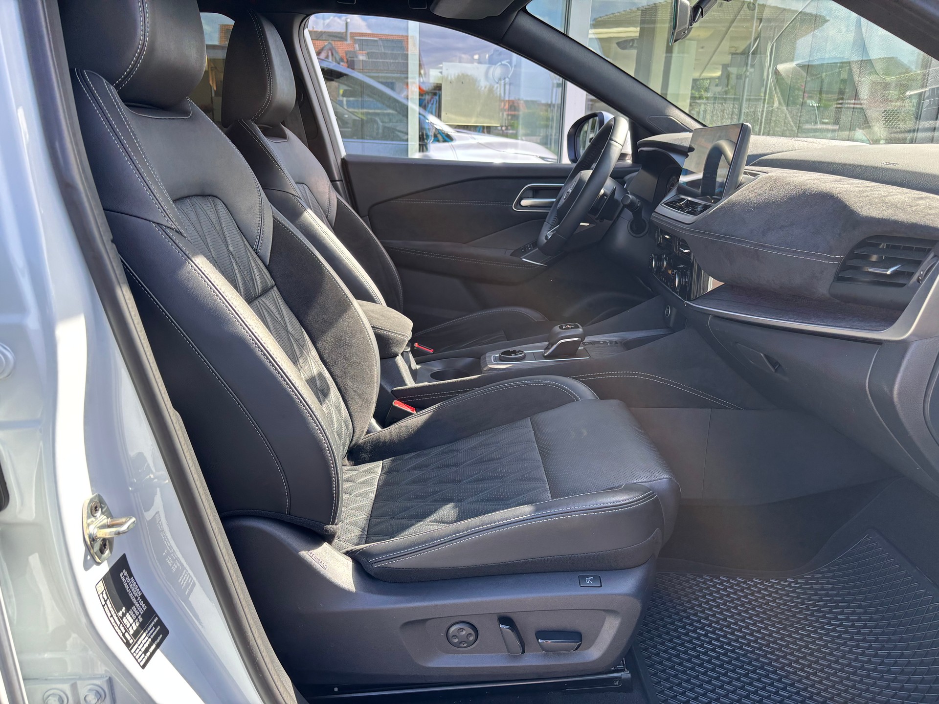 NISSAN Qashqai 1.3 MHEV Tekna+ 4x4-image-7