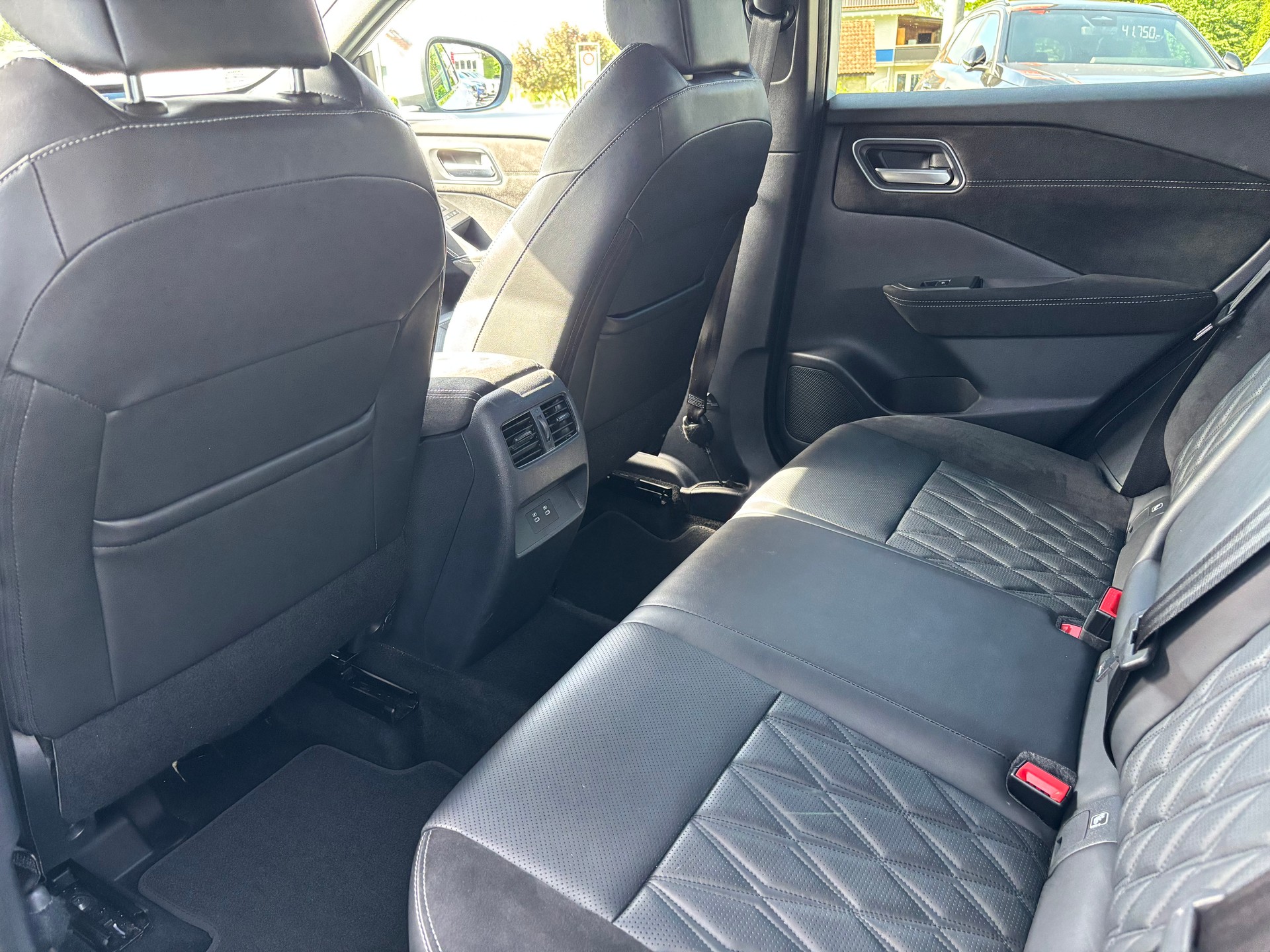 NISSAN Qashqai 1.3 MHEV Tekna+ 4x4-image-8
