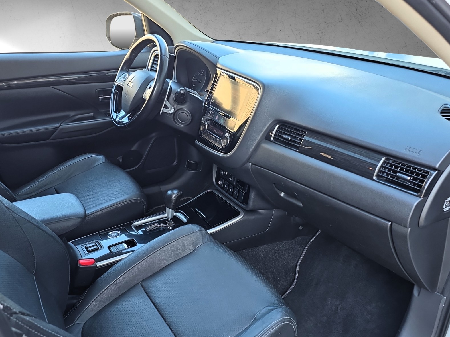 MITSUBISHI Outlander 2.2 DID Diamond Annivers. 4WD Automatic 7-Sitzer mit AHK-image-1