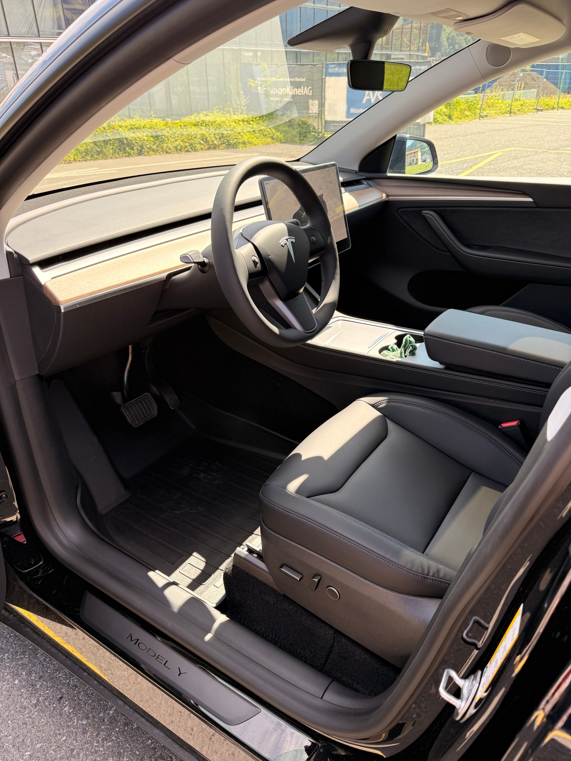 TESLA Model Y Long Range Dual Motor-image-4