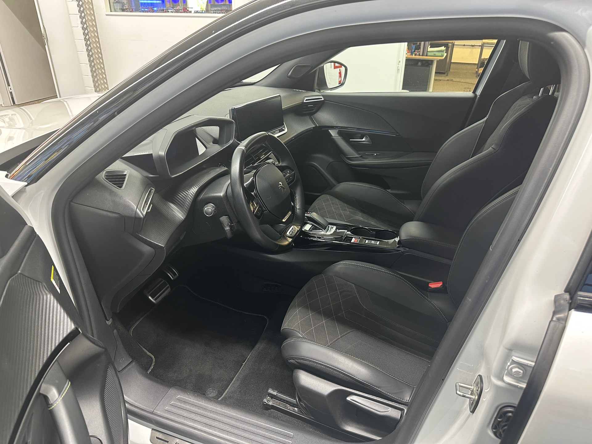 PEUGEOT 2008 e GT Pack-image-7
