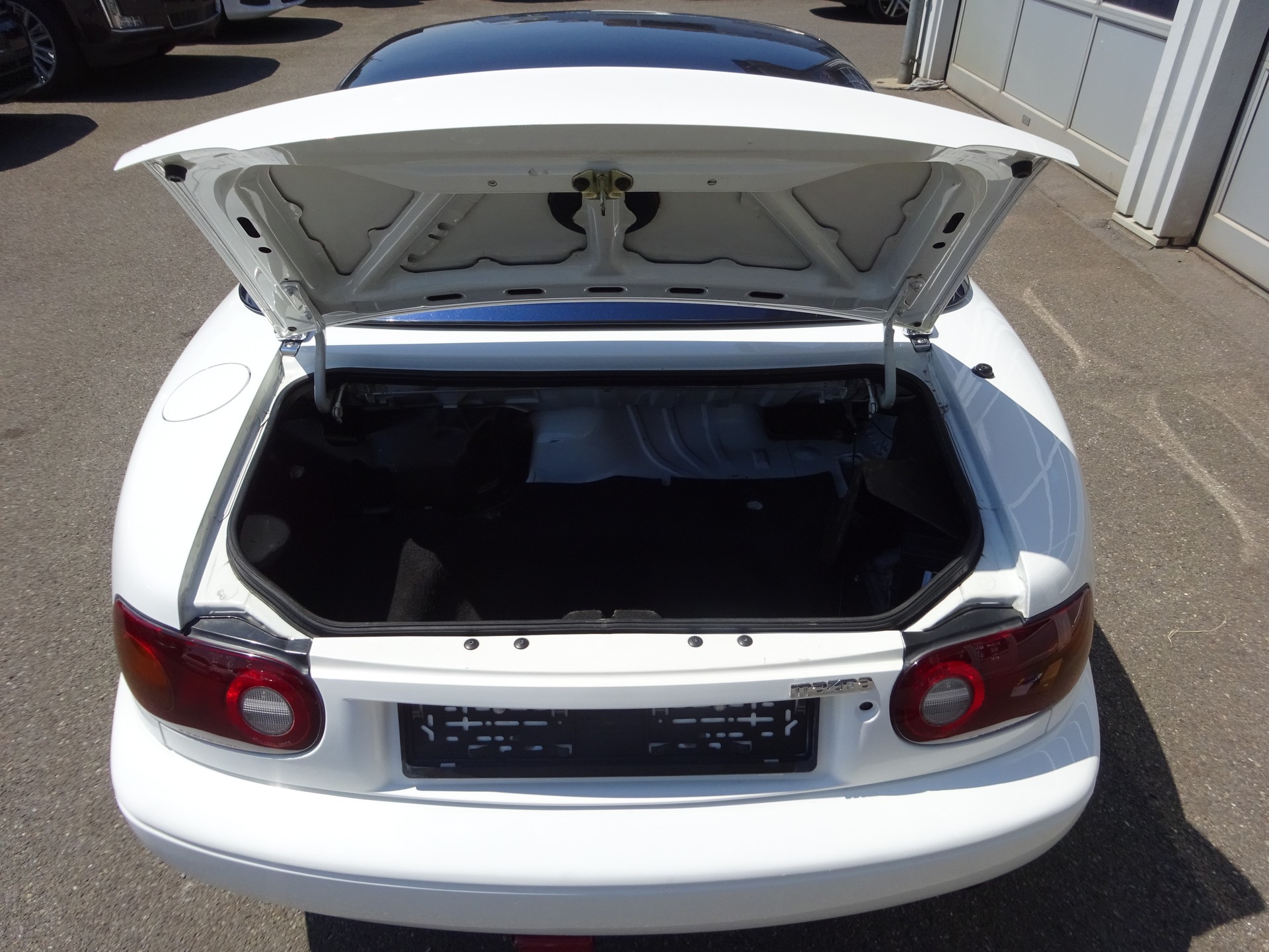 MAZDA MX-5 1.6i-16-image-6