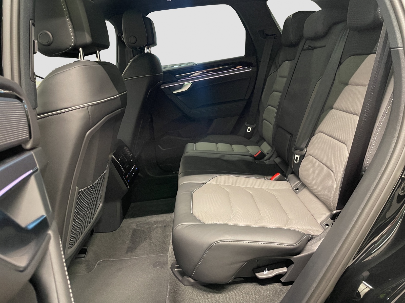 VW Touareg 3.0 TDI R-Line Final Edition Tiptronic-image-12