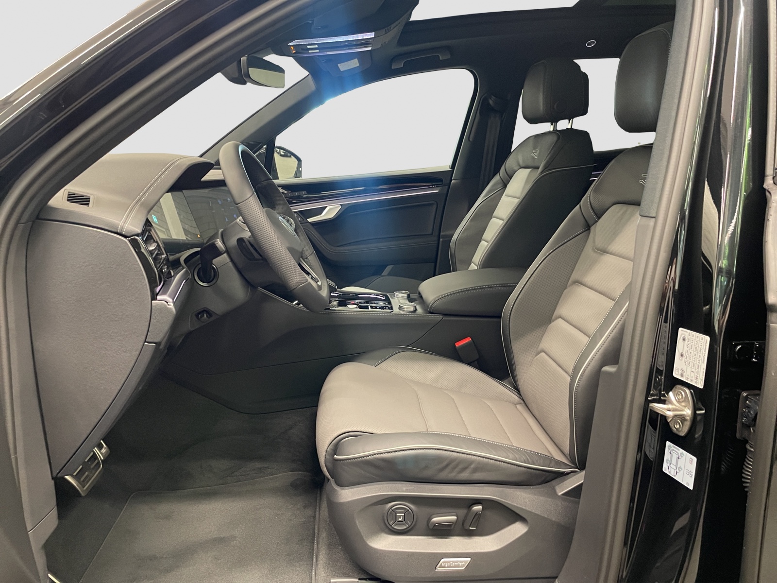 VW Touareg 3.0 TDI R-Line Final Edition Tiptronic-image-8