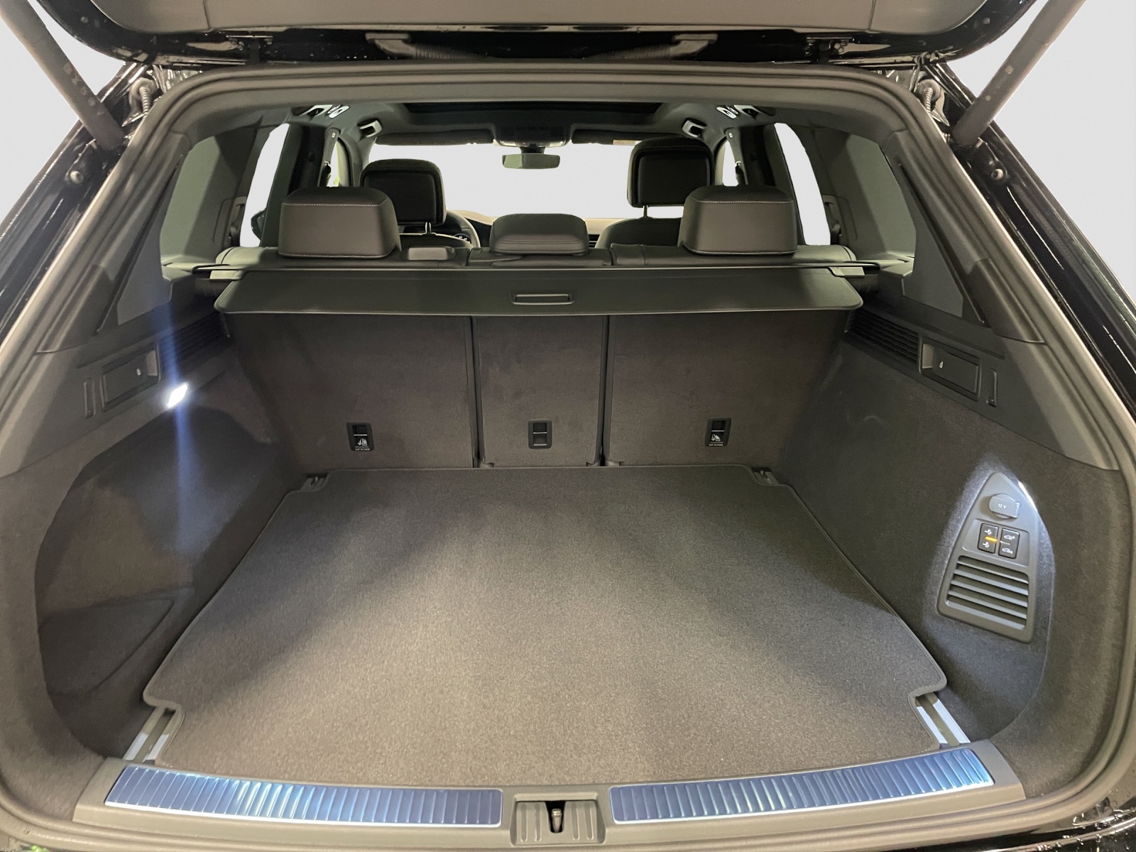 VW Touareg 3.0 TDI R-Line Final Edition Tiptronic-image-14