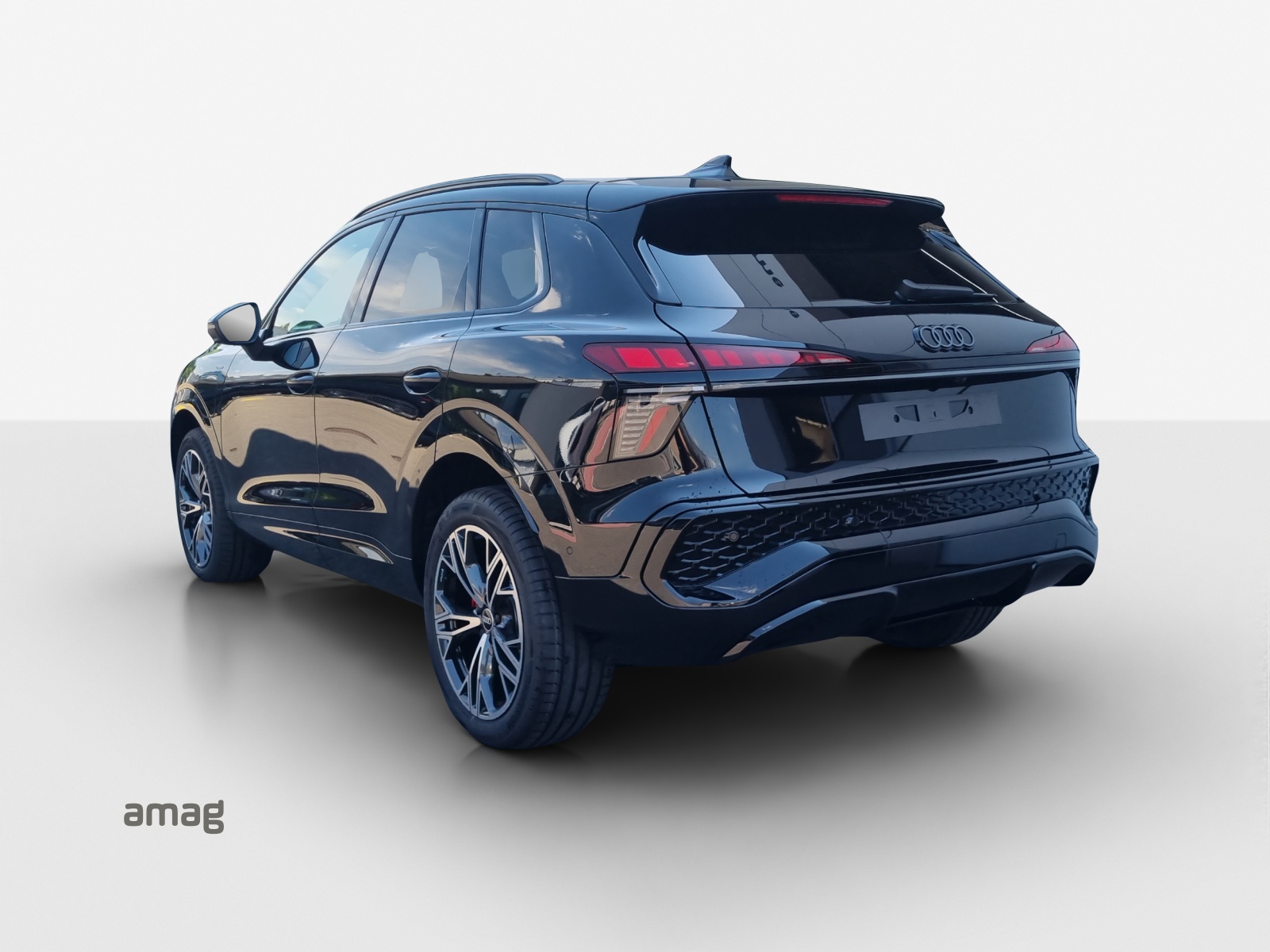 AUDI Q3 SUV e-hybrid 200 kW S tronig-showroom-element-2