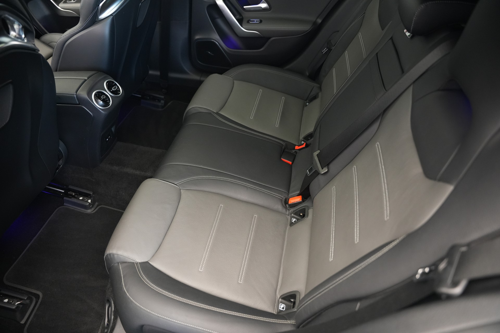 MERCEDES-BENZ A 45 S AMG 4Matic+ Speedshift *CH-Fahrzeug* *Performance Sitze* *Burmester*-image-16