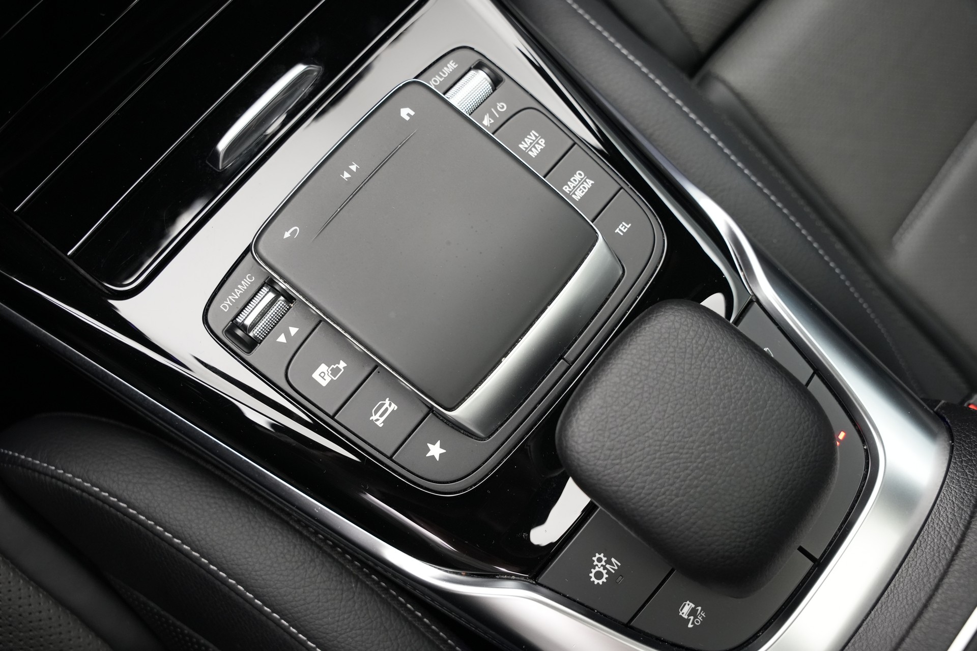MERCEDES-BENZ A 45 S AMG 4Matic+ Speedshift *CH-Fahrzeug* *Performance Sitze* *Burmester*-image-32