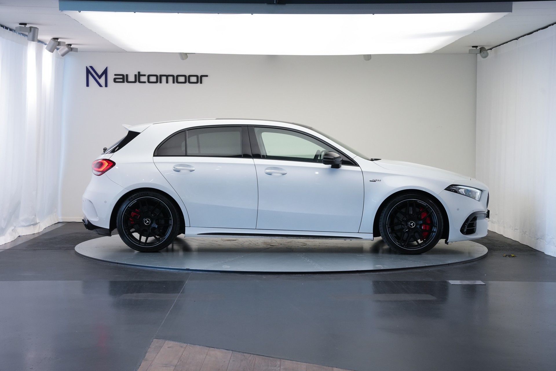 MERCEDES-BENZ A 45 S AMG 4Matic+ Speedshift *CH-Fahrzeug* *Performance Sitze* *Burmester*-showroom-element-3
