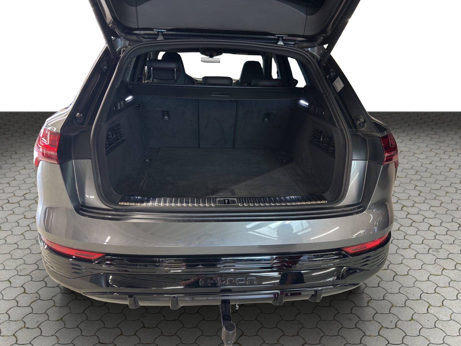 AUDI Q8 55 e-tron Black Edition quattro-image-11