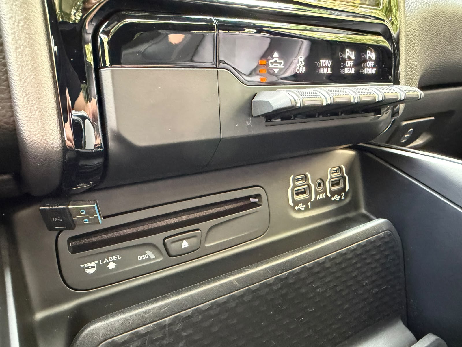 DODGE 1500 Crew Cab. 5.7 Hemi V8 Sport Black-image-30