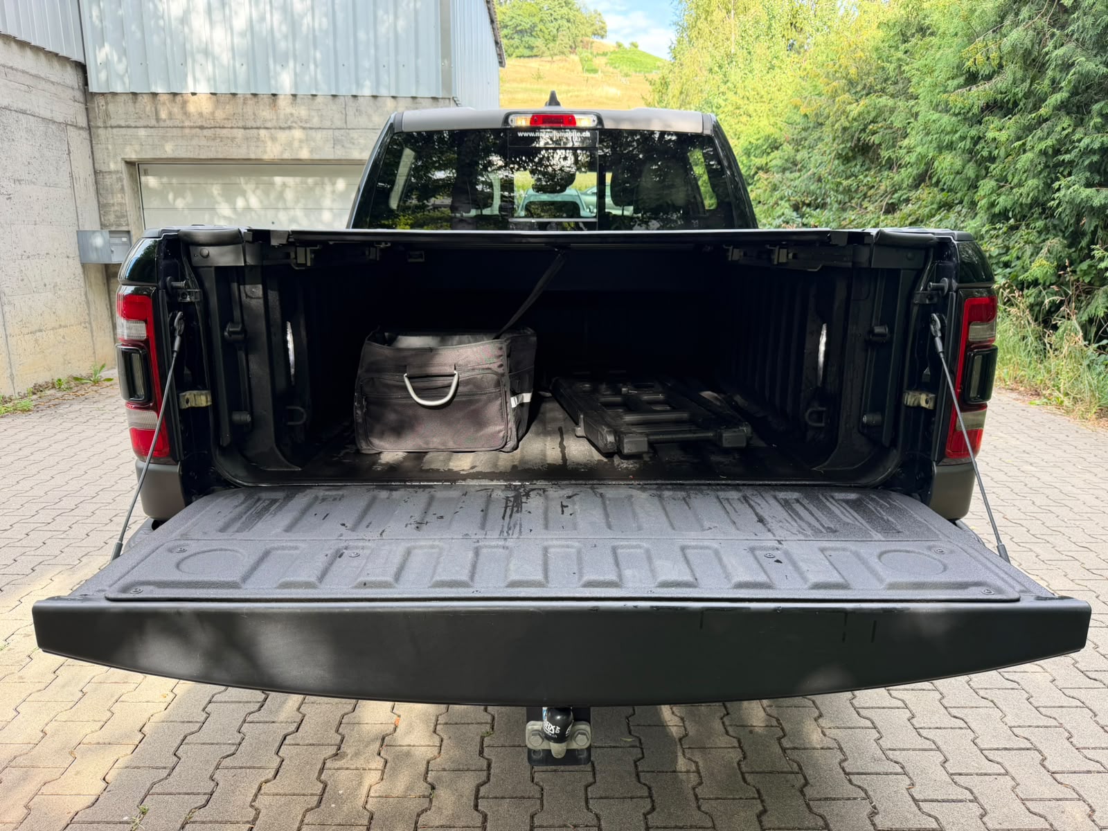 DODGE 1500 Crew Cab. 5.7 Hemi V8 Sport Black-image-17
