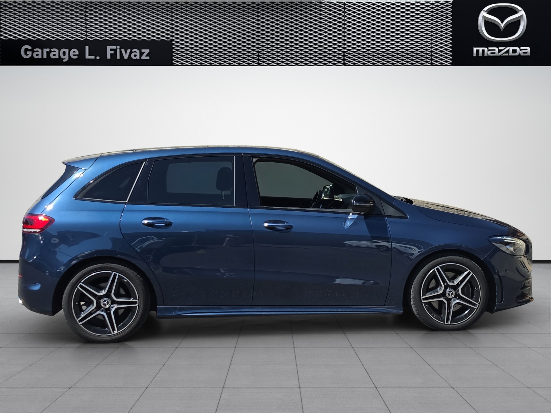 MERCEDES-BENZ B 220 d AMG Line 8G-DCT-image-2