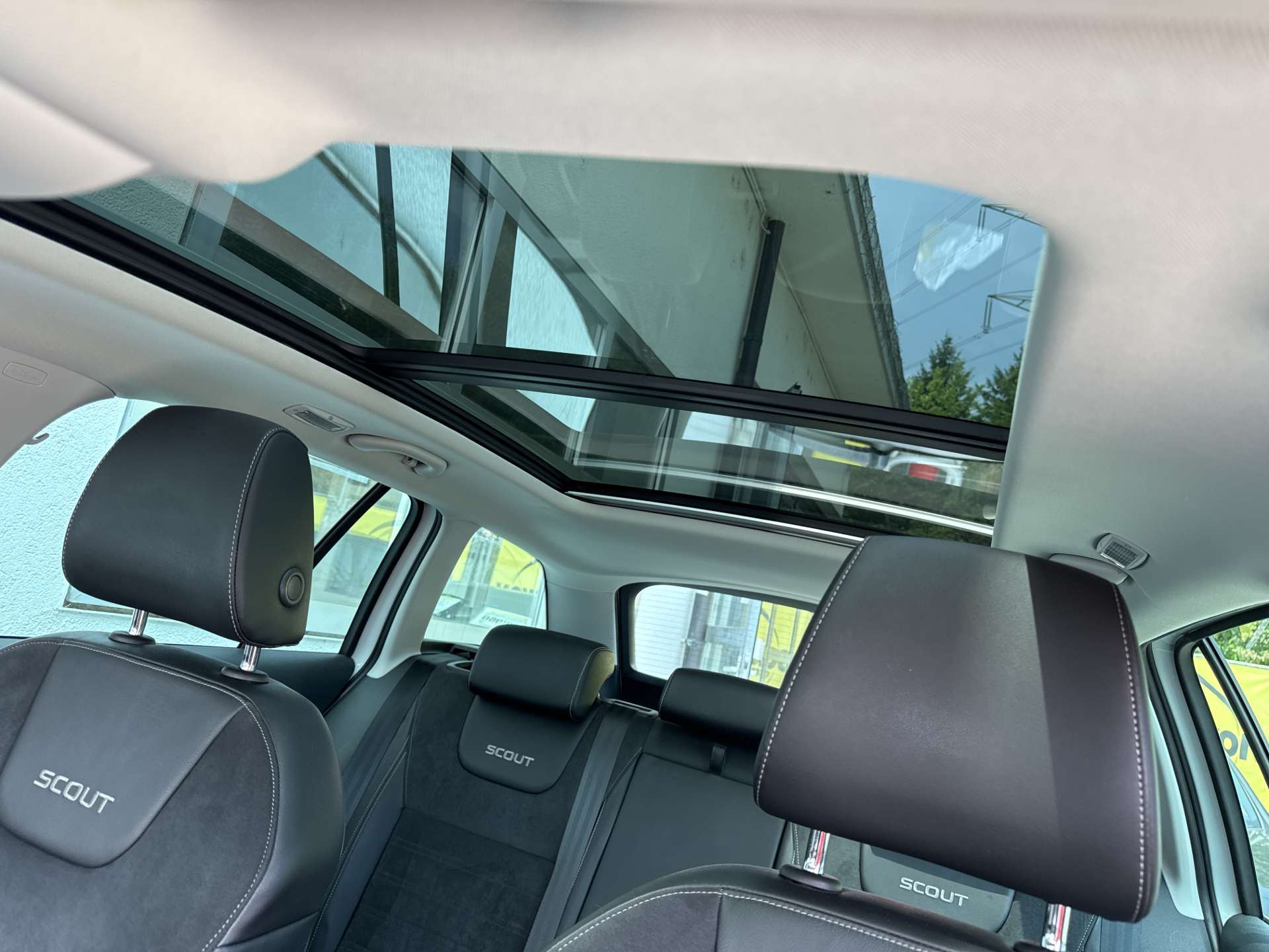 SKODA Octavia Combi 2.0 TDI Scout 4x4 DSG-Automat-image-13