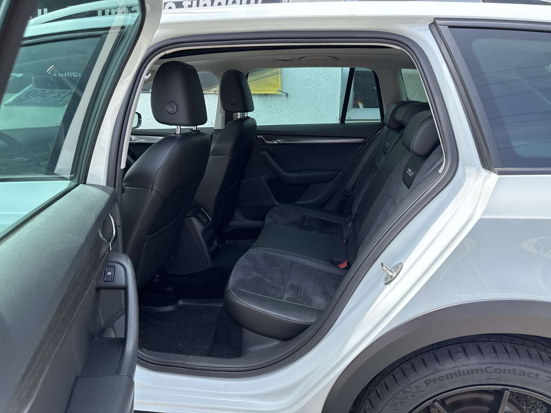 SKODA Octavia Combi 2.0 TDI Scout 4x4 DSG-Automat-image-7