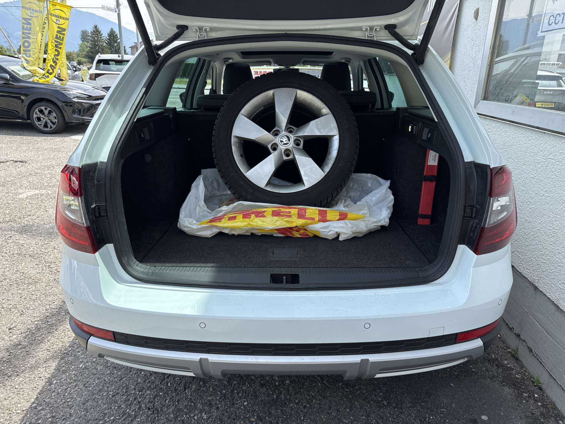SKODA Octavia Combi 2.0 TDI Scout 4x4 DSG-Automat-image-8