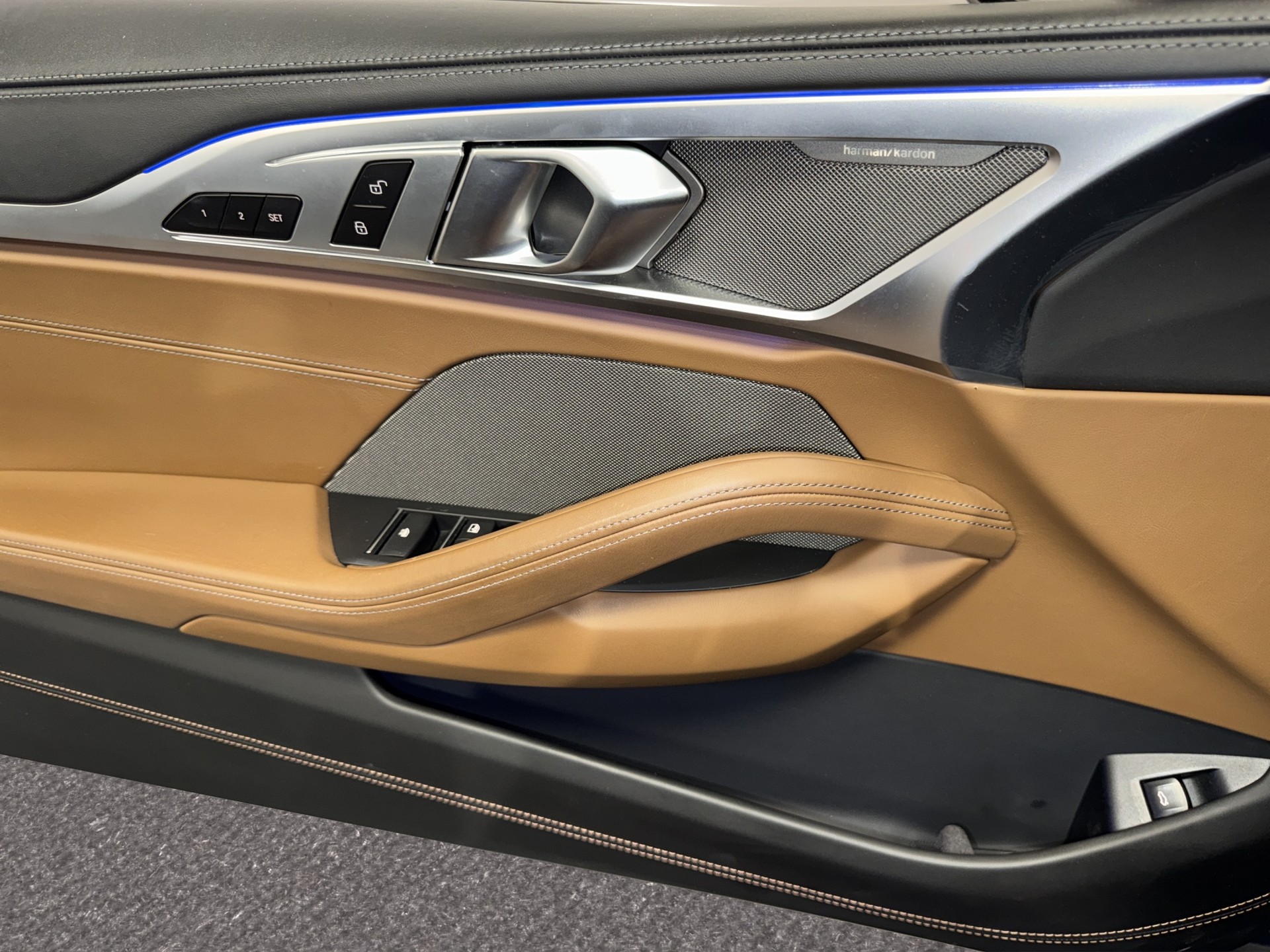 BMW M850i xDrive Cabriolet-image-10