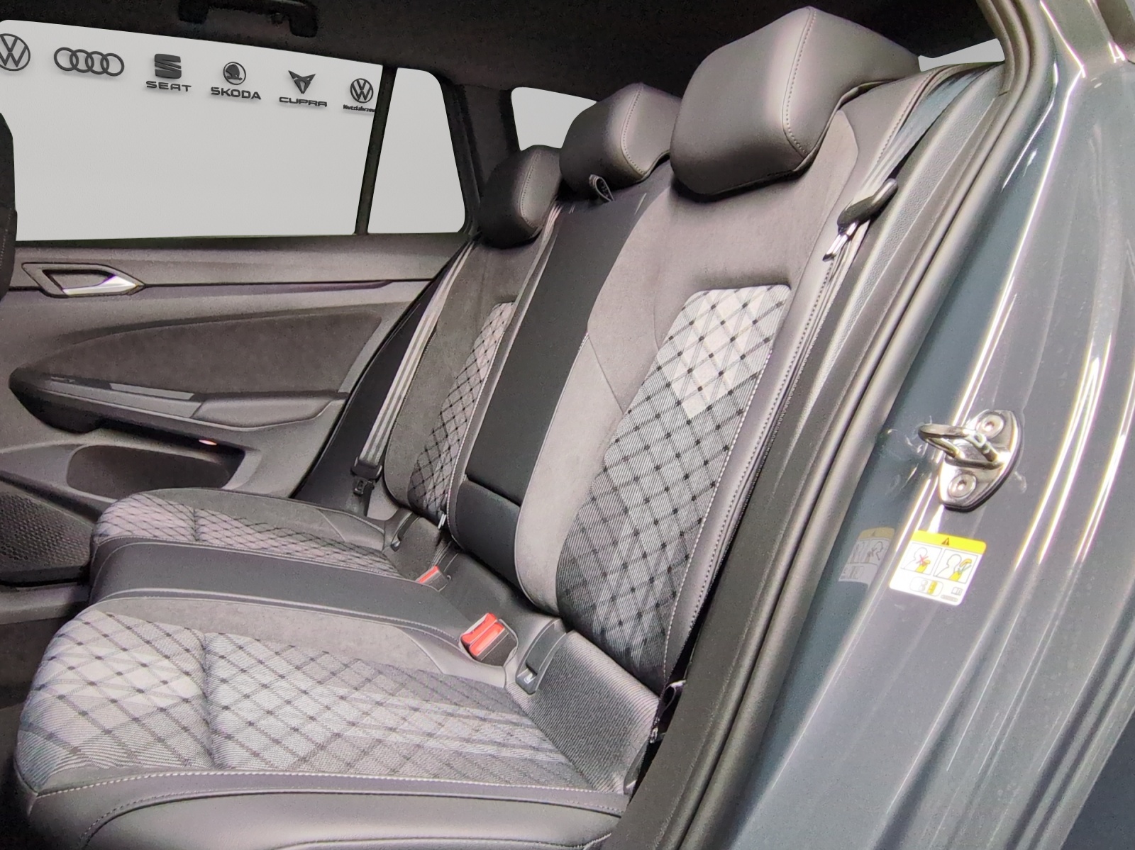 VW Golf Variant 1.5 eTSI mHEV R-Line DSG-image-8