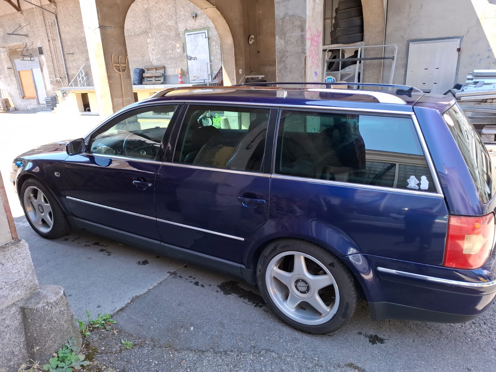 VW Passat Variant 2.3 V5 Trendline-image-8